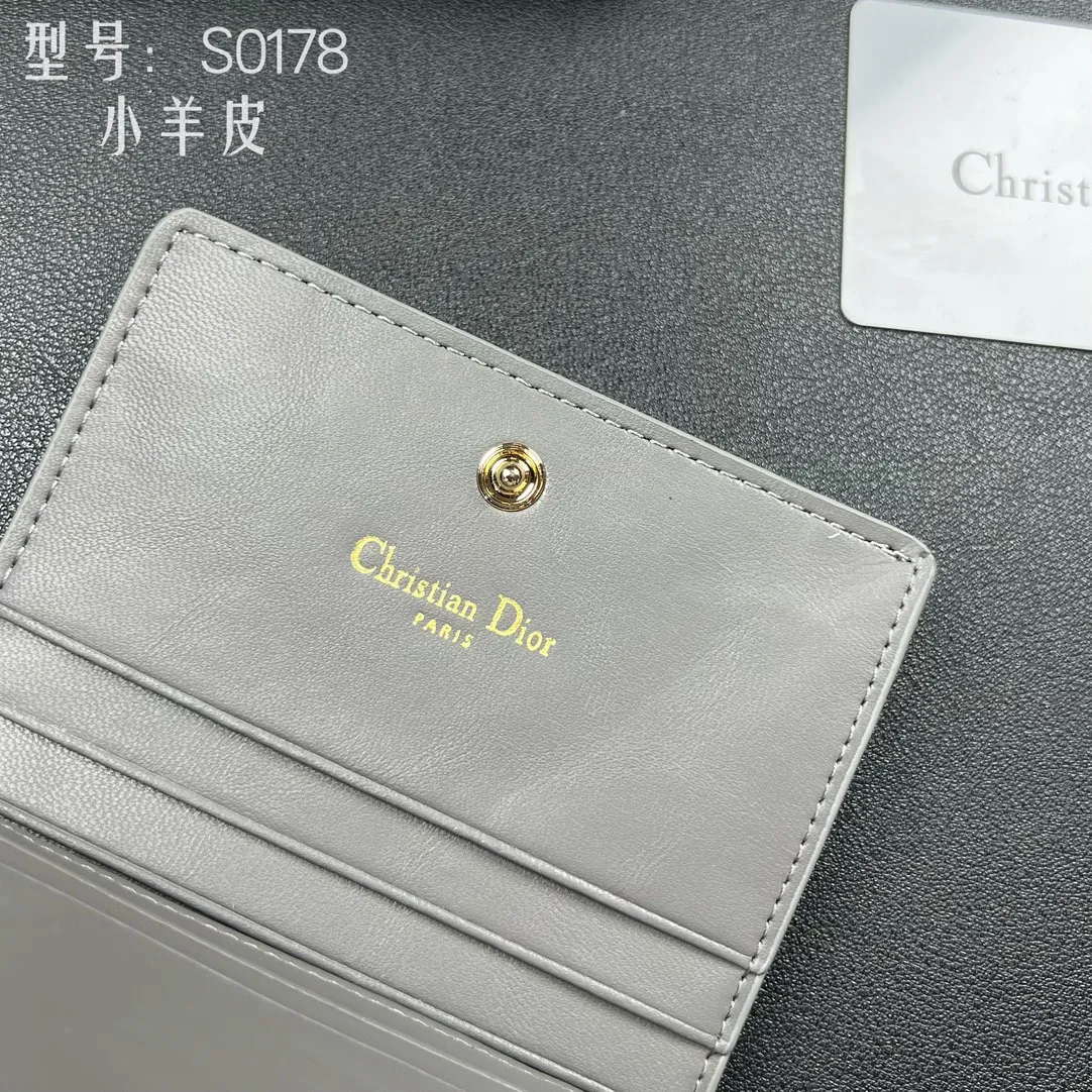 💰160 💎Upgraded original version🇫🇷 𝑫𝒊𝒐𝒓Authentic products available at counters💌Top quality# With picture box Exclusive real shot# Built-in small sachet💕 This Lady Dior 5 grid card holder is decorated with classic cannage pattern topstitching, paying tribute to the exquisite craftsmanship of Dior craftsmen. Carefully crafted from bright patent leather on the outside + sheepskin on the inside, it is compact and practical and can store a variety of daily necessities. This 5-compartment card holder is decorated with a removable "D.I.O.R." charm and has a strap snap closure so it can be paired with other Lady Dior pieces for a coordinated look. ·Detachable "D.I.O.R." charm ·Front strap snap closure ·5 compartments sewn with triangular gussets Dior patent leather card bag multi-layered accordion design. Practical and beautiful at the same time. Can store many cards. Style number: S0178NMJ-M900. Size: 10.4×7×2cm