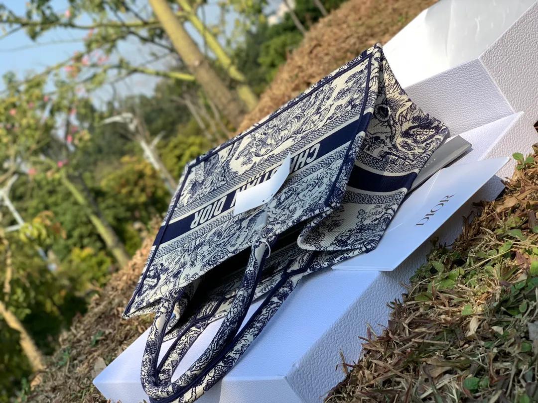 ❗️❗️❗️Free shipping with SF Express for year-end events❗️❗️❗️💰1500 Size 36.5 x 28 x 17.5 cm Small size I took pictures of the details and texture from all angles, I hope our customers can understand the value! It’s a particularly good-looking model that’s very lightweight, has a large capacity, and is versatile and stylish! This product costs three times as much as the product that "looks about the same". The reason for this is that it is inextricably linked to the original factory! The same full set of packaging at the counter. Let me tell you that our packaging cost is also very expensive. If you are interested, you can take it back and take a closer look. There is really nothing for sale outside. The texture, quality and price are things that cannot be found in the market!