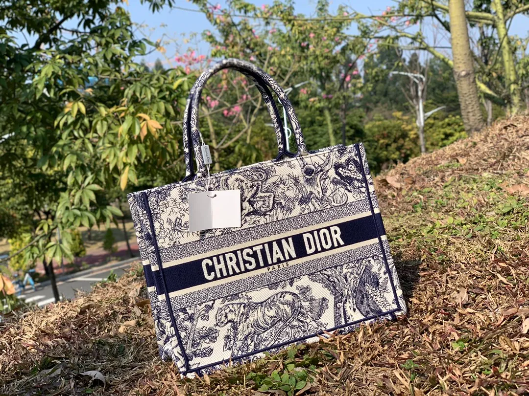 ❗️❗️❗️Free shipping with SF Express for year-end events❗️❗️❗️💰1500 Size 36.5 x 28 x 17.5 cm Small size I took pictures of the details and texture from all angles, I hope our customers can understand the value! It’s a particularly good-looking model that’s very lightweight, has a large capacity, and is versatile and stylish! This product costs three times as much as the product that "looks about the same". The reason for this is that it is inextricably linked to the original factory! The same full set of packaging at the counter. Let me tell you that our packaging cost is also very expensive. If you are interested, you can take it back and take a closer look. There is really nothing for sale outside. The texture, quality and price are things that cannot be found in the market!