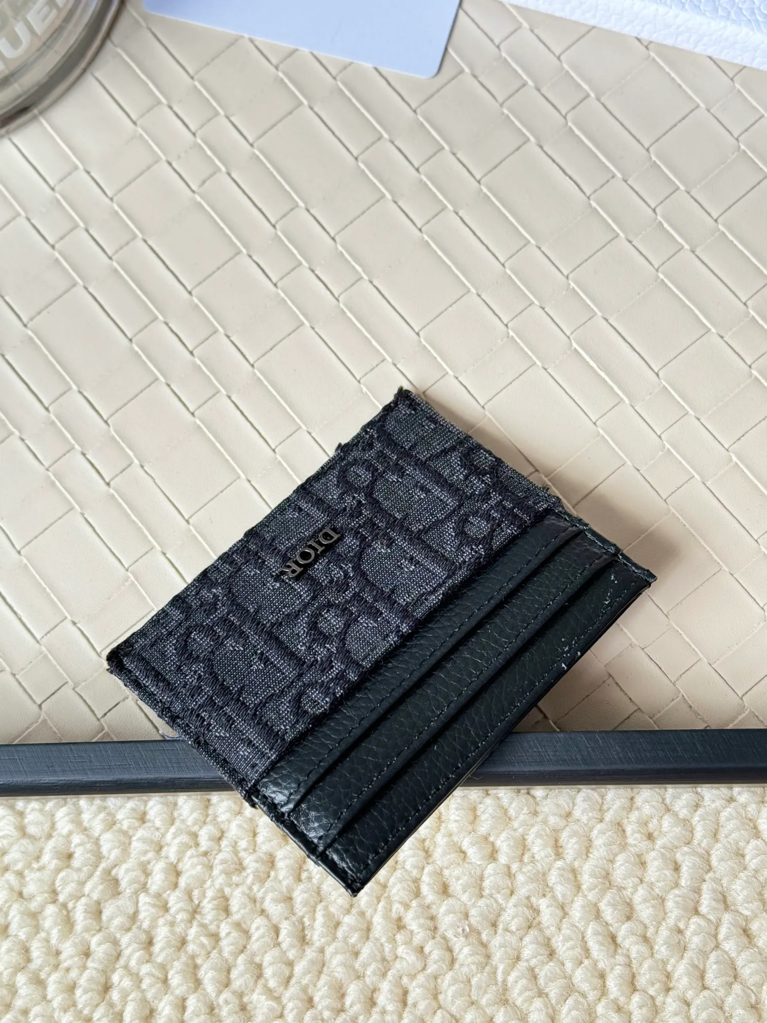 💰100 old flower material Dior card holder is elegant and refined😍 Men's is carefully made of cowhide [strong]. There are 3 card slots on each side and 1 card slot on the top, which is exquisite and exquisite in shape. Style number: CH135 Size: 10*8cm