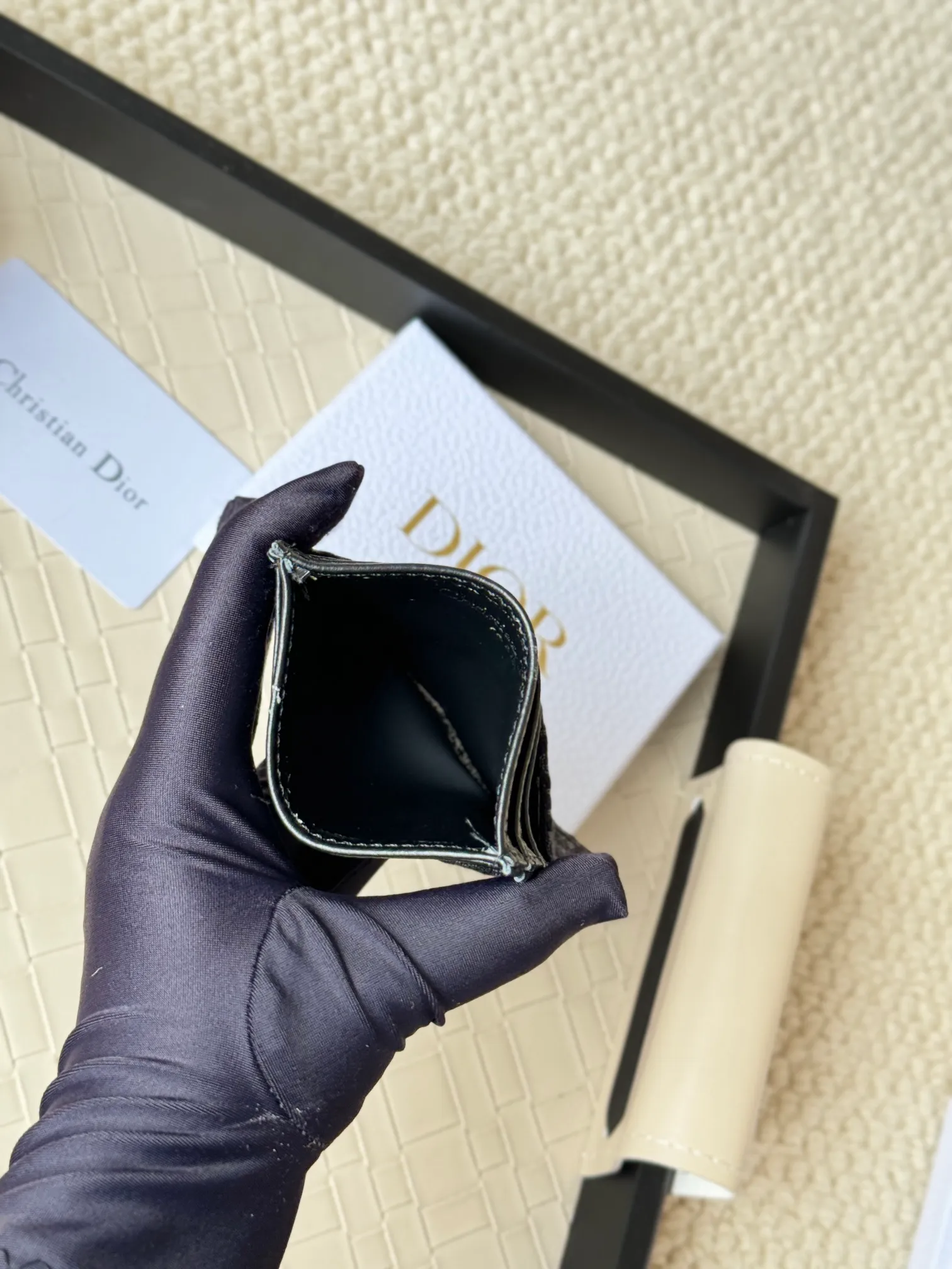 💰100 old flower material Dior card holder is elegant and refined😍 Men's is carefully made of cowhide [strong]. There are 3 card slots on each side and 1 card slot on the top, which is exquisite and exquisite in shape. Style number: CH135 Size: 10*8cm