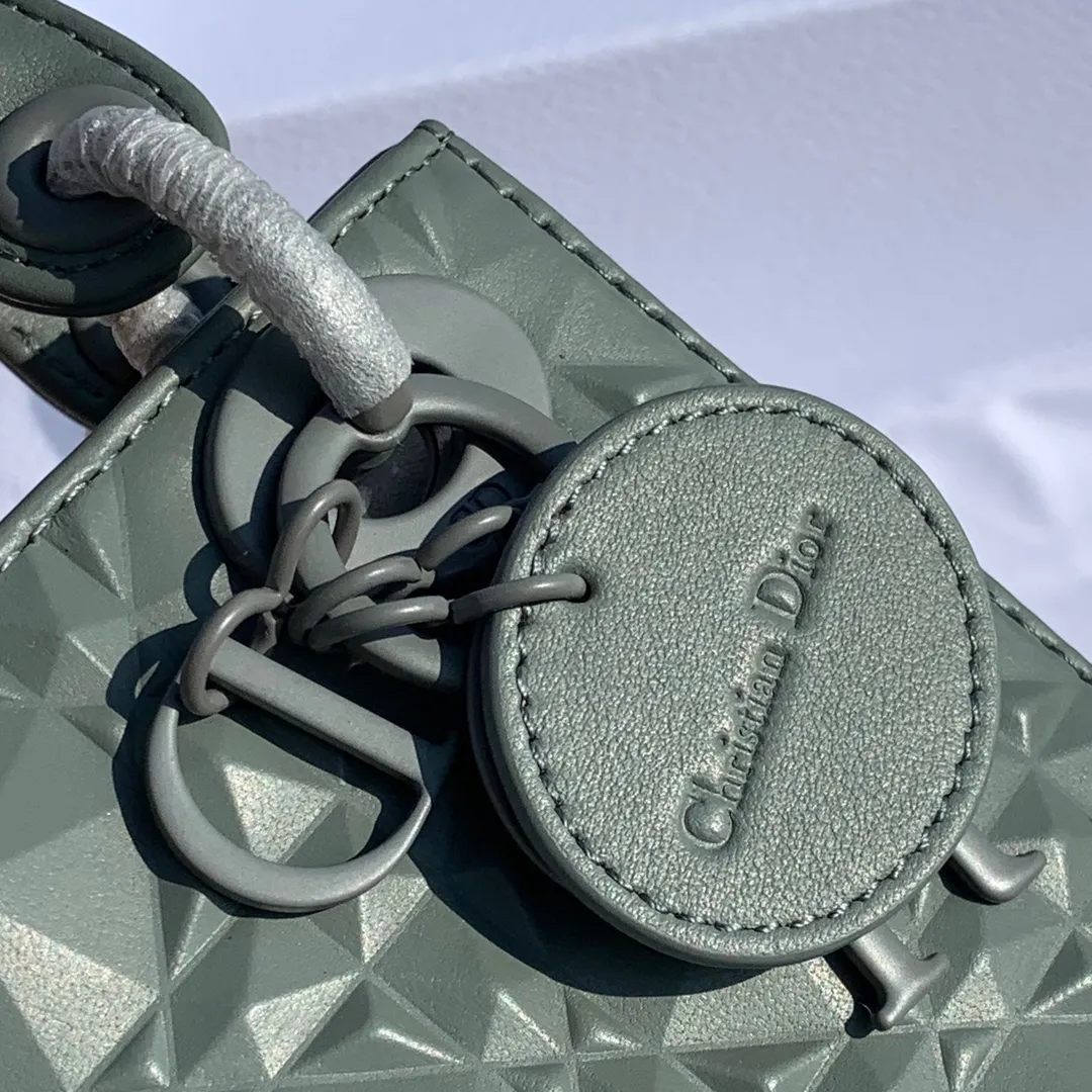 ❗️❗️❗️Free shipping with SF Express for year-end event❗️❗️❗️💰1800 Size 17-15-7cm The latest Dior mini three-lattice diamond pattern gray blue 'Princess Diana bag! Exclusive original factory channel, if you feel tired of looking at black and white, you might as well try gray blue, it is very high-end!
