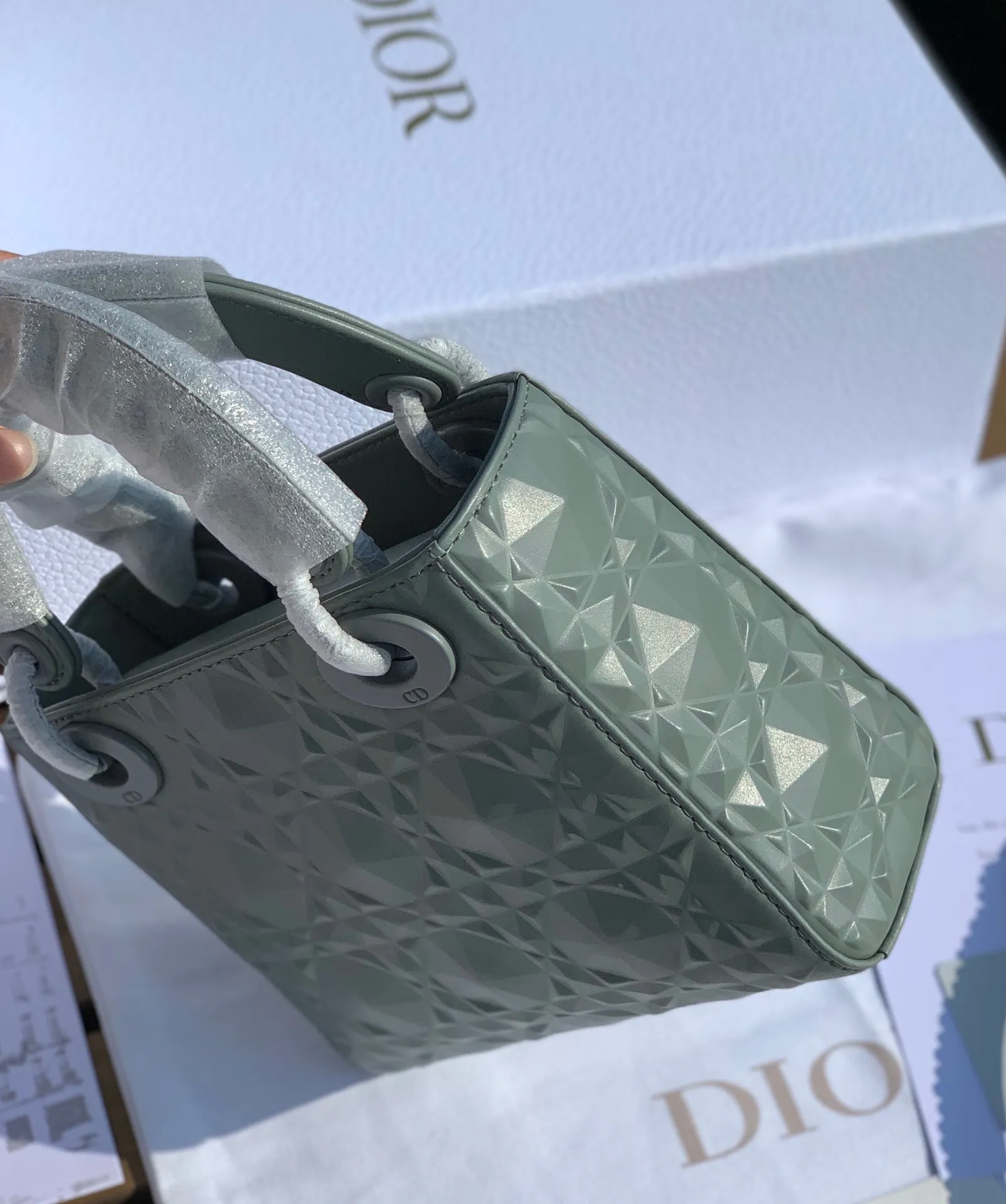 ❗️❗️❗️Free shipping with SF Express for year-end event❗️❗️❗️💰1800 Size 17-15-7cm The latest Dior mini three-lattice diamond pattern gray blue 'Princess Diana bag! Exclusive original factory channel, if you feel tired of looking at black and white, you might as well try gray blue, it is very high-end!