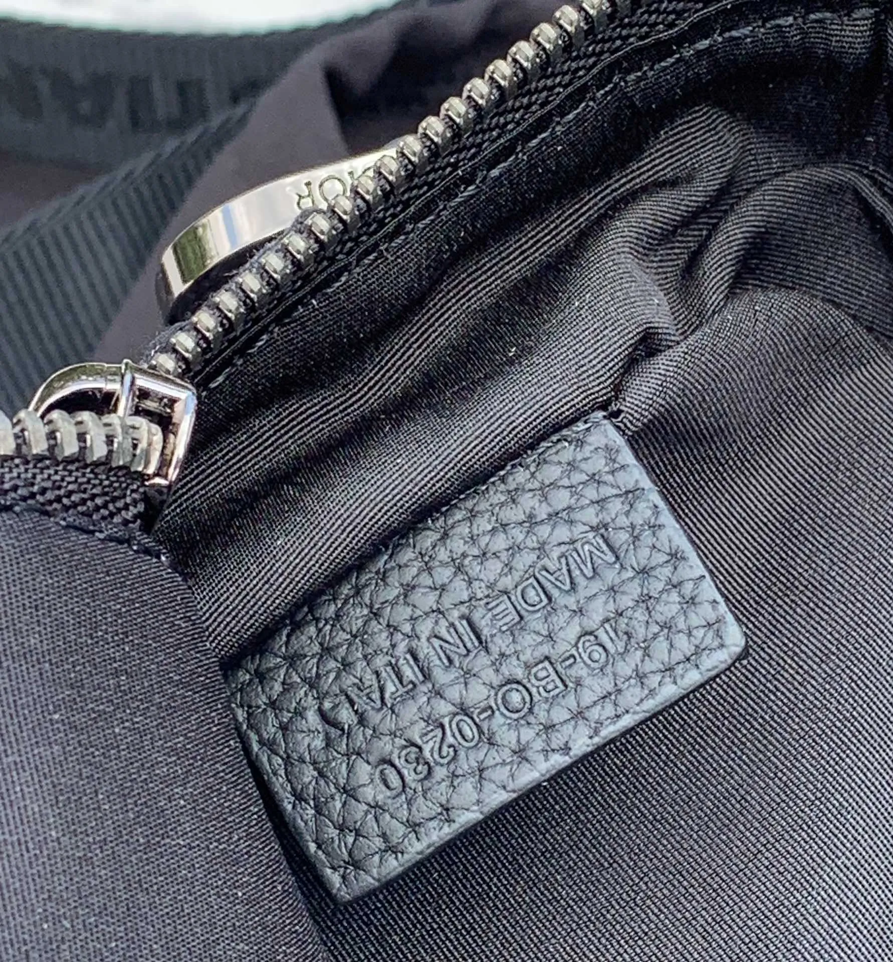 Top upgraded version 💰1300 Size: 22X15X6cm Dior messenger camera bag, shipped from the factory, the bag body is carefully made of original CD Diamond pattern cotton canvas, the fabric is light and flexible, the bag shape is crisp, the texture is clear, the material is wear-resistant, durable and easy to take care of, the small "DIOR" logo on the front, the top two-way zipper opening and closing, more convenient to take, decorated with the same color adjustable and removable Christian Dior logo cow leather and nylon jacquard shoulder straps, shoulder strap design, very user-friendly and thoughtful design, the upper body is very comfortable, the interior design is neat and spacious, simple and practical, it has a concave shape, it can be carried by men and women, and it is not easy to bump into bags. It is very worth buying.