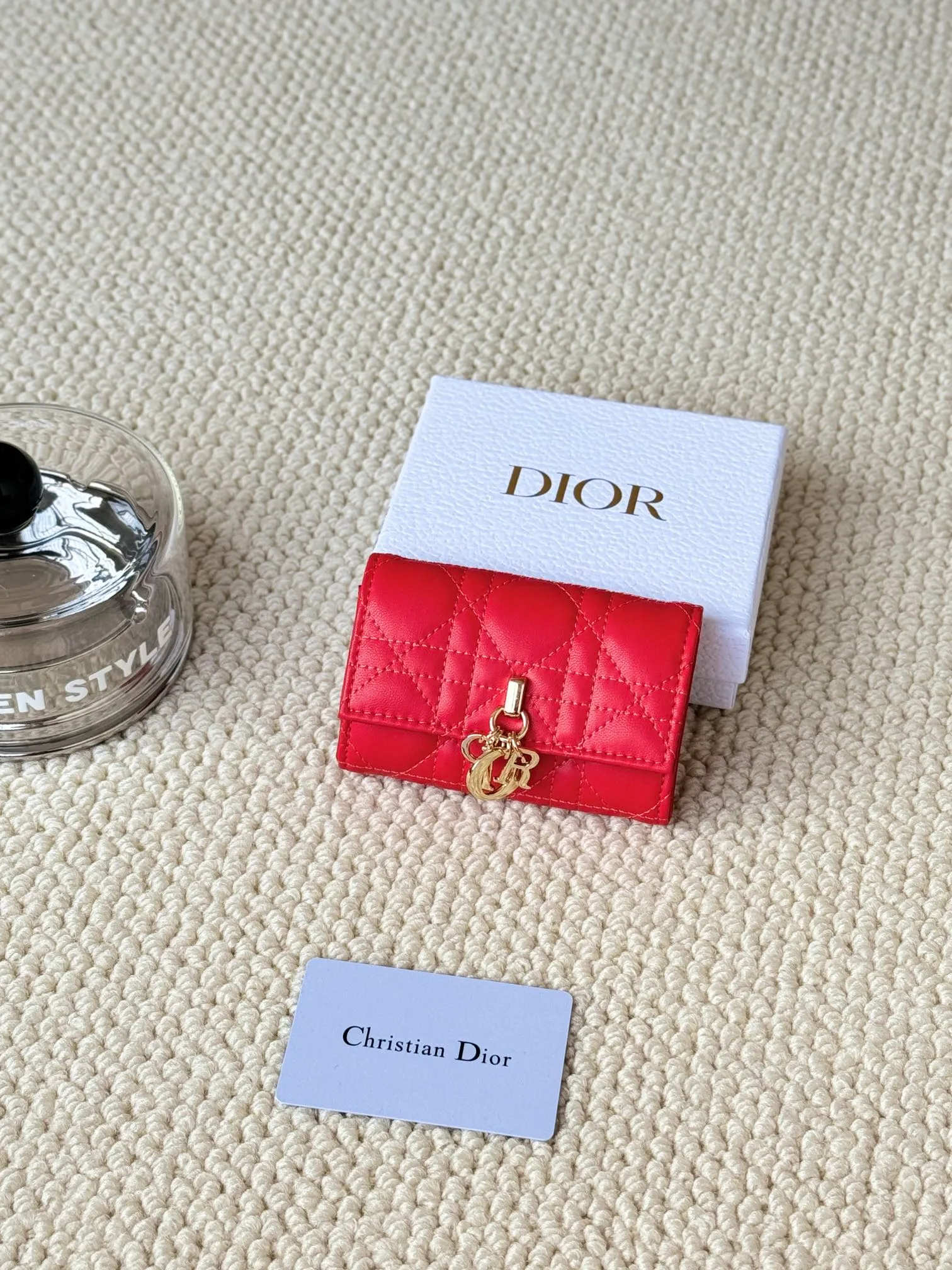 💰160 No.: S0966ONMJ_M413 Size: 11x7.5x2.5cm This My Dior Glycine wallet is compact, practical and unique. Crafted from blush pink sheepskin, it is decorated with a cannage pattern and features a D.I.O.R. charm on the front to enhance the style. Elegant and refined, it can store a variety of daily necessities, is suitable for various occasions, and can be matched with other My Dior items. Front D.I.O.R. charm 2 card slots 1 zipped compartment 1 spacious interior compartment Made in Italy