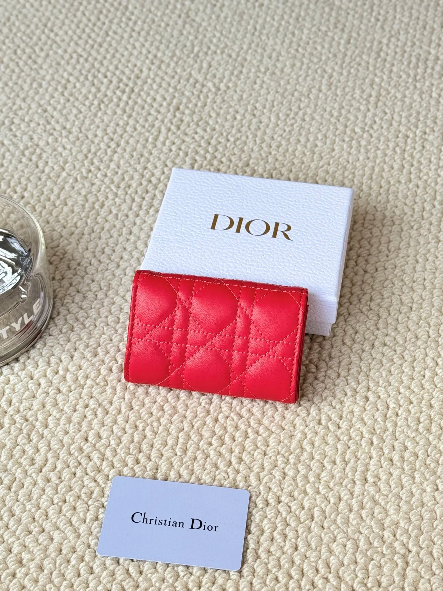💰160 No.: S0966ONMJ_M413 Size: 11x7.5x2.5cm This My Dior Glycine wallet is compact, practical and unique. Crafted from blush pink sheepskin, it is decorated with a cannage pattern and features a D.I.O.R. charm on the front to enhance the style. Elegant and refined, it can store a variety of daily necessities, is suitable for various occasions, and can be matched with other My Dior items. Front D.I.O.R. charm 2 card slots 1 zipped compartment 1 spacious interior compartment Made in Italy