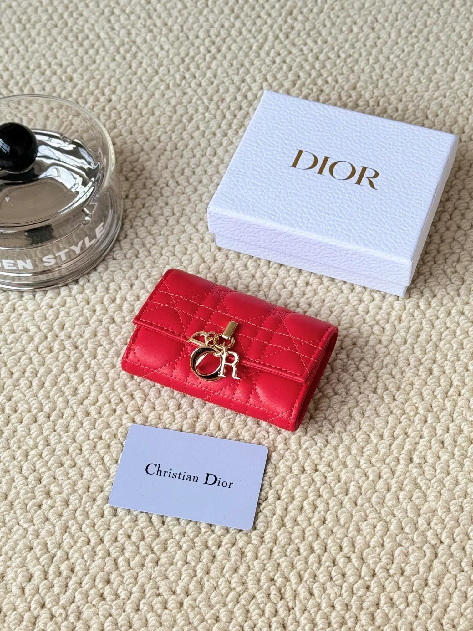 💰160 No.: S0966ONMJ_M413 Size: 11x7.5x2.5cm This My Dior Glycine wallet is compact, practical and unique. Crafted from blush pink sheepskin, it is decorated with a cannage pattern and features a D.I.O.R. charm on the front to enhance the style. Elegant and refined, it can store a variety of daily necessities, is suitable for various occasions, and can be matched with other My Dior items. Front D.I.O.R. charm 2 card slots 1 zipped compartment 1 spacious interior compartment Made in Italy
