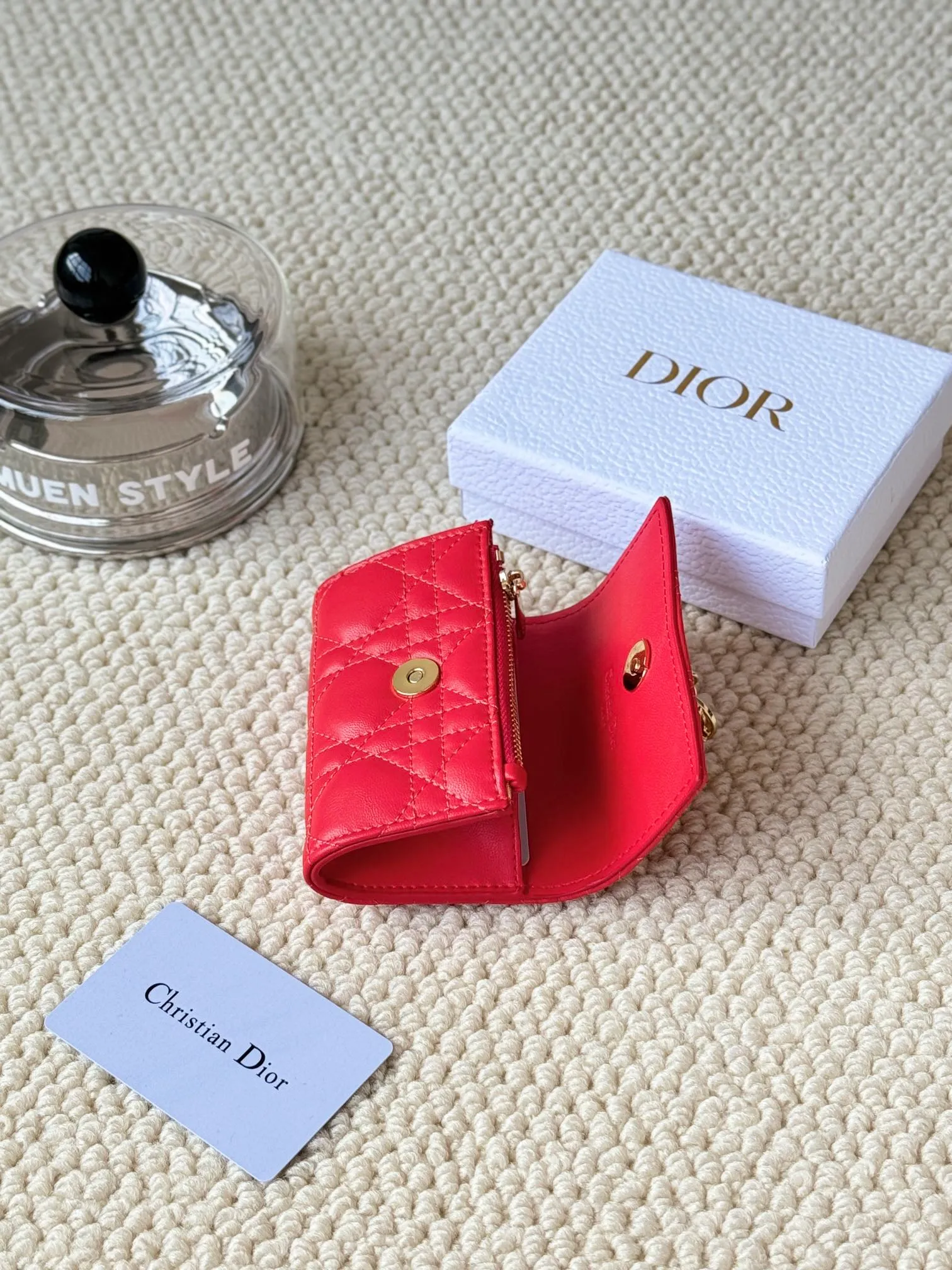 💰160 No.: S0966ONMJ_M413 Size: 11x7.5x2.5cm This My Dior Glycine wallet is compact, practical and unique. Crafted from blush pink sheepskin, it is decorated with a cannage pattern and features a D.I.O.R. charm on the front to enhance the style. Elegant and refined, it can store a variety of daily necessities, is suitable for various occasions, and can be matched with other My Dior items. Front D.I.O.R. charm 2 card slots 1 zipped compartment 1 spacious interior compartment Made in Italy