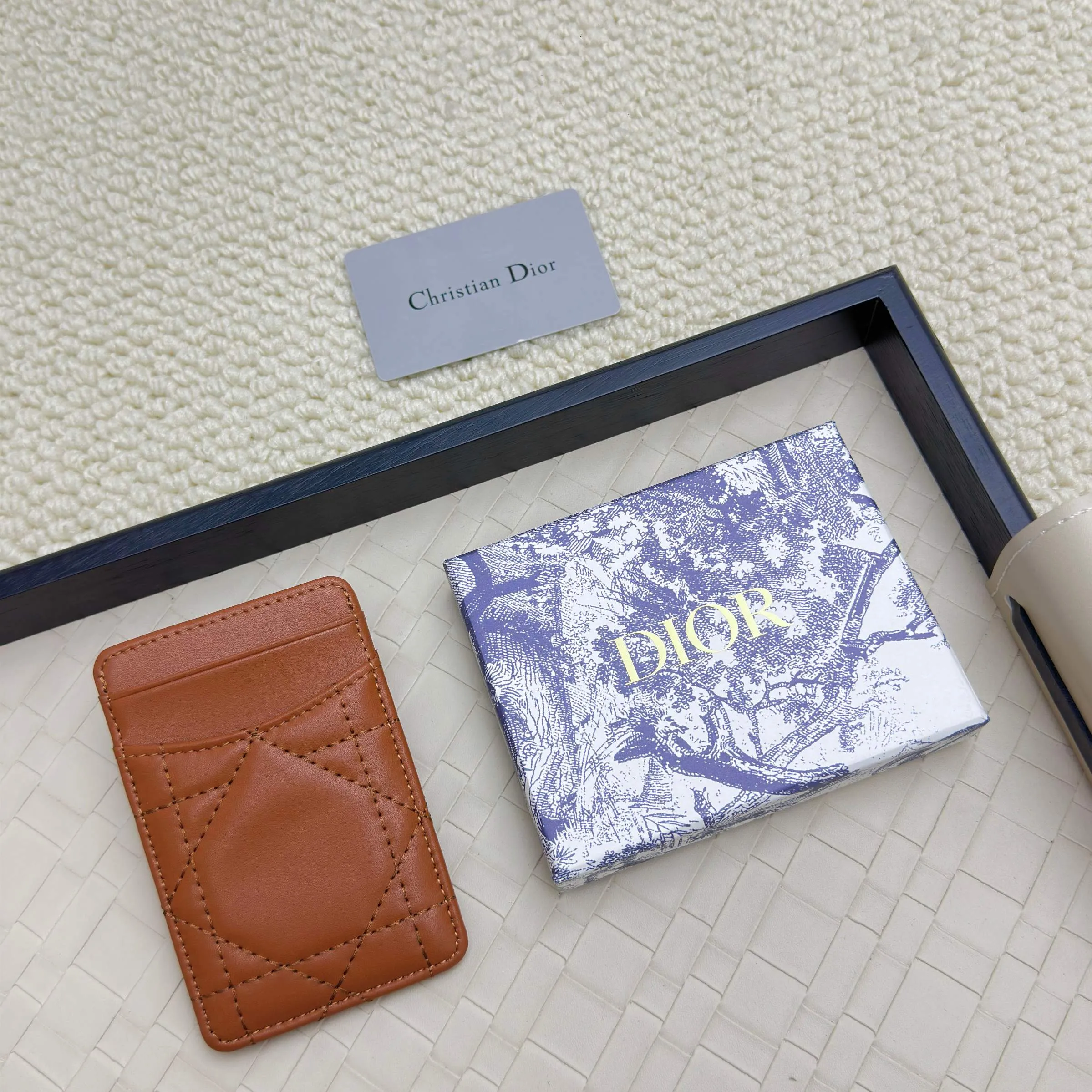 💰100 Dior's new card holder Size: 11*7.5*1, model 2379. It is carefully made of soft cowhide, decorated with cannage pattern topstitching, and embellished with the "CD" logo on the front. Elegant and refined,