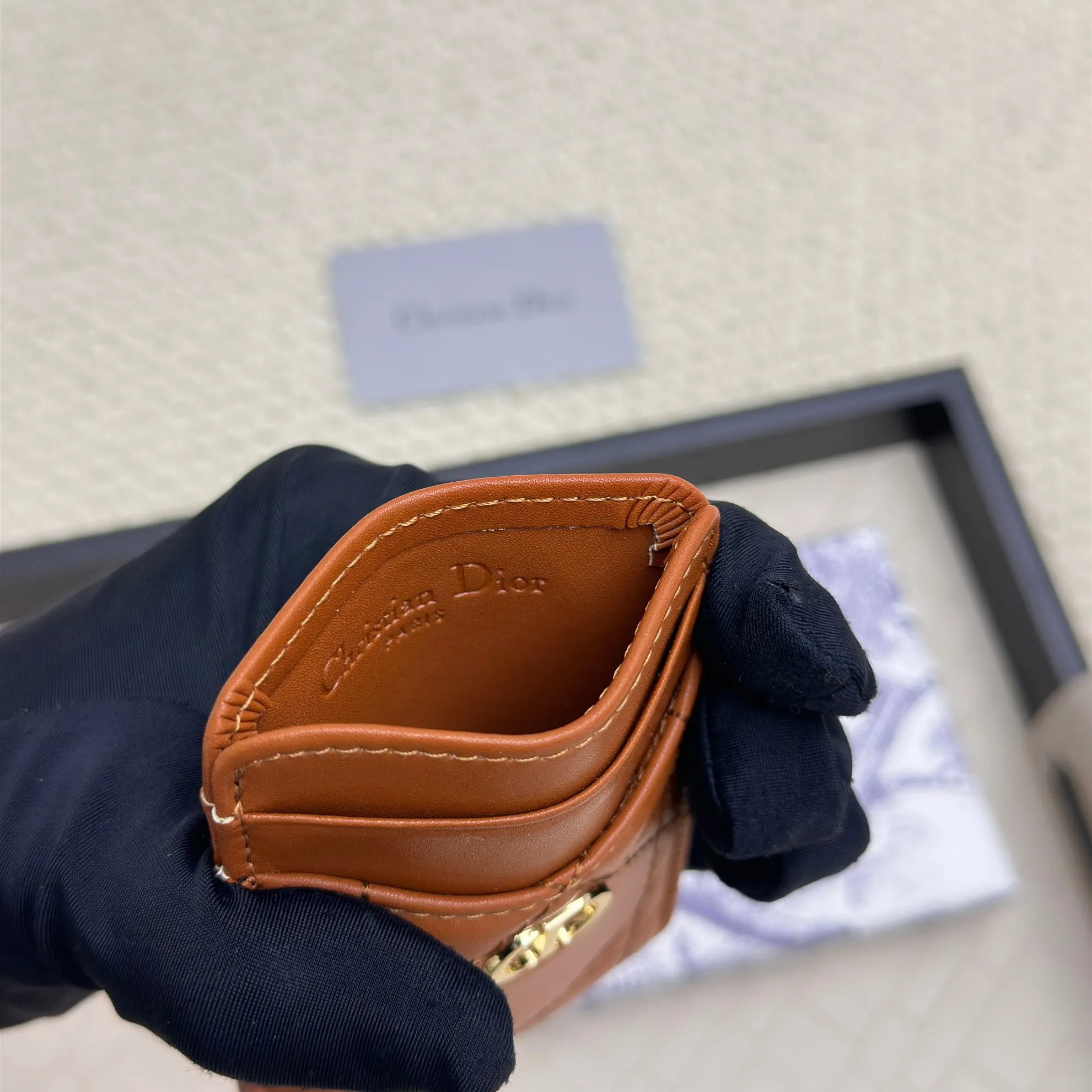 💰100 Dior's new card holder Size: 11*7.5*1, model 2379. It is carefully made of soft cowhide, decorated with cannage pattern topstitching, and embellished with the "CD" logo on the front. Elegant and refined,