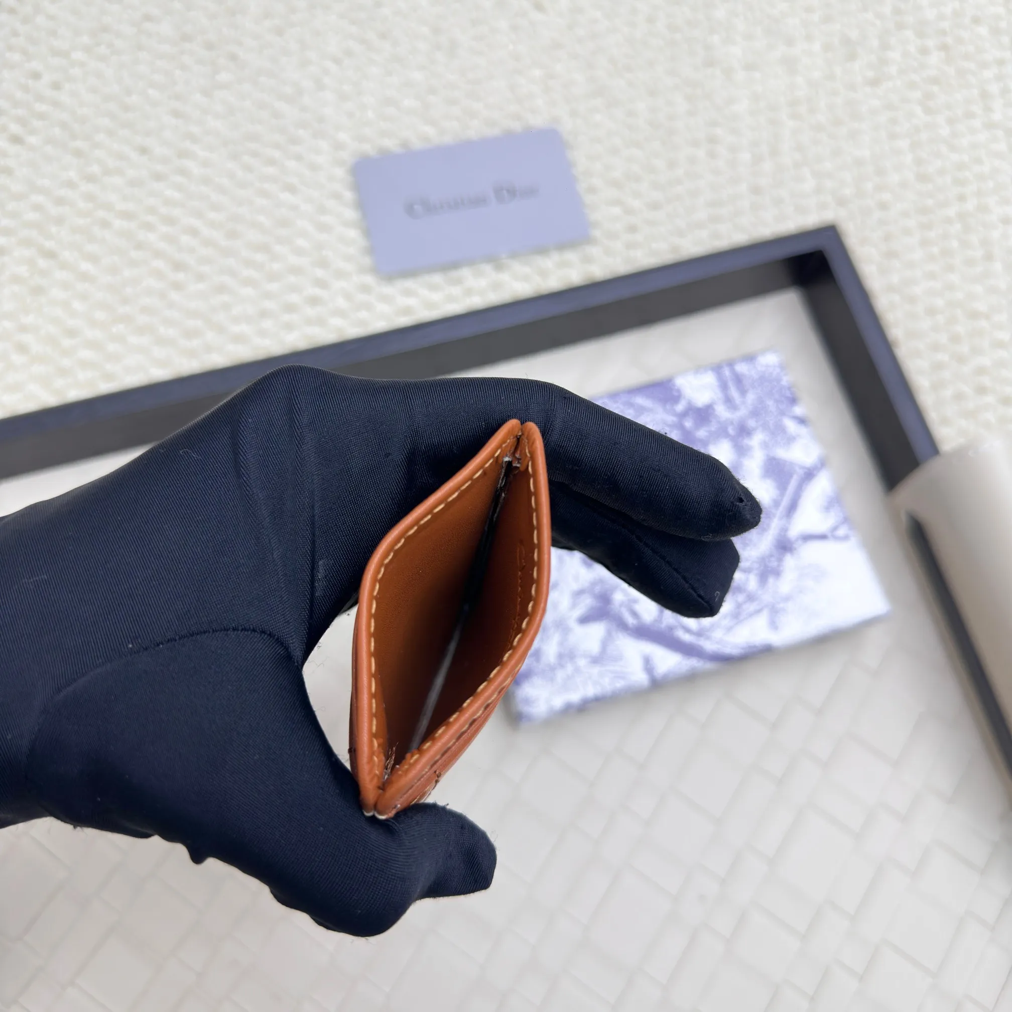 💰100 Dior's new card holder Size: 11*7.5*1, model 2379. It is carefully made of soft cowhide, decorated with cannage pattern topstitching, and embellished with the "CD" logo on the front. Elegant and refined,