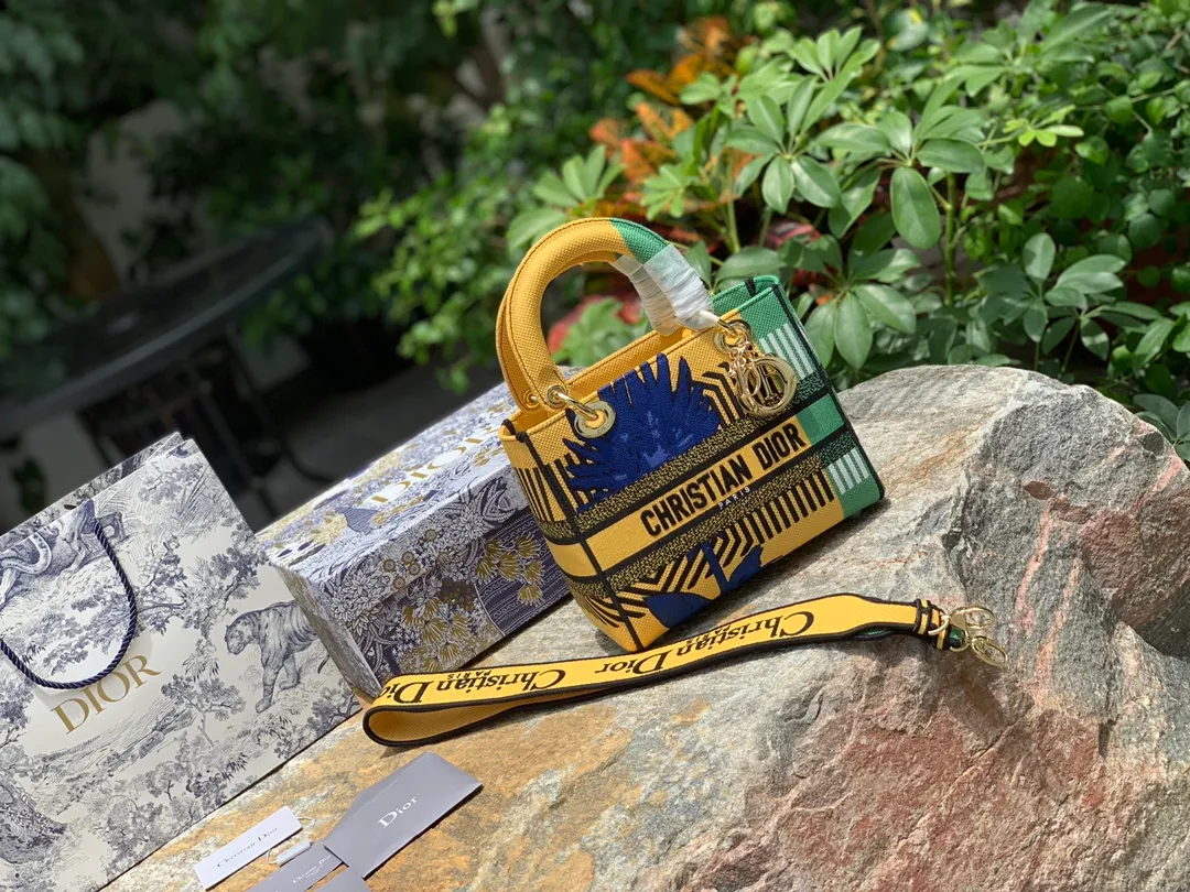 Top upgraded version 💰1800 Size: 24 x 20 x 11 CM Yellow. Compare the density, texture, color, and weave of the original fabric at will. These are all exquisite. All the craftsmanship details and texture are original. Except that they are not sold on the counter, everything else is the same! This bag on the shelves is from the 2022 spring and summer series, inspired by pop art! The body of the bag is in bold contrasting colors, which is bright and eye-catching! Embroidery with jungle patterns like flowers is full of passion and romance! This color scheme is super nice, and no matter how simple the shape is, as long as you put it on, it will instantly light up your whole body!