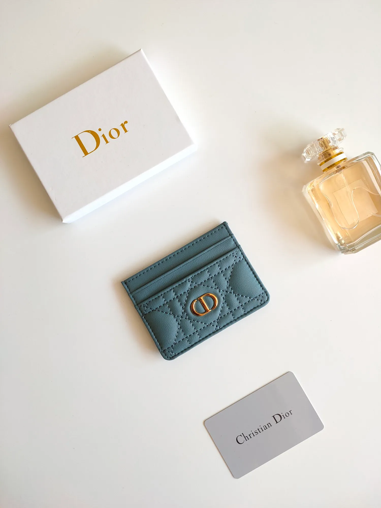￥110😍The Dior Caro five-compartment card holder is a new product this season, elegant and practical. Style number: S5130. Carefully crafted from soft cowhide, decorated with cannage pattern topstitching and embellished with the "CD" logo on the front. Elegant and sophisticated, it has five card slots and is suitable for various occasions. Size:10.5*7.5cm