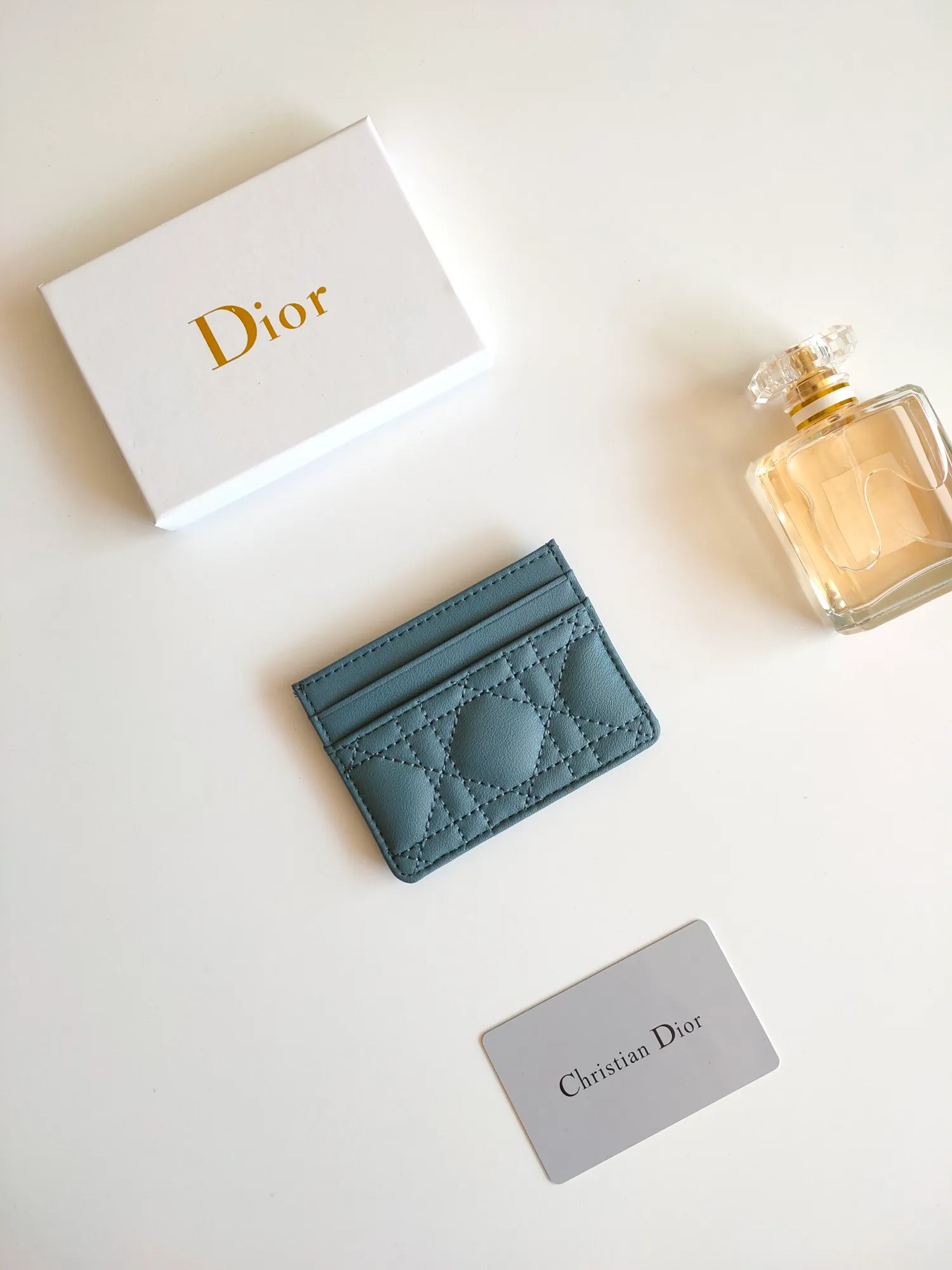 ￥110😍The Dior Caro five-compartment card holder is a new product this season, elegant and practical. Style number: S5130. Carefully crafted from soft cowhide, decorated with cannage pattern topstitching and embellished with the "CD" logo on the front. Elegant and sophisticated, it has five card slots and is suitable for various occasions. Size:10.5*7.5cm