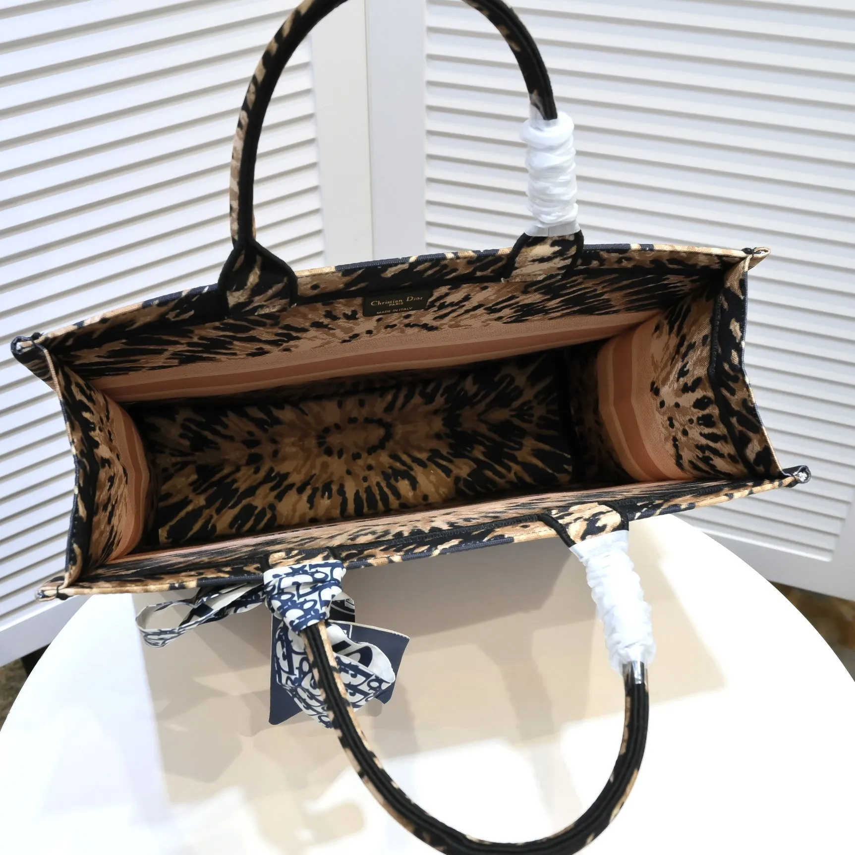 💰360￥With silk scarf, large size🔥 embroidered edge🔜Dior new shopping bag at Dior counter! Counters are updated simultaneously! Limited edition of the same style as the stars! Super stylish! Imported fabric👍high-end quality! You can go in and out of the counters at will without any pressure! The first choice for going out with super large capacity👍 Model: 8033 Size: 41*14*32cm