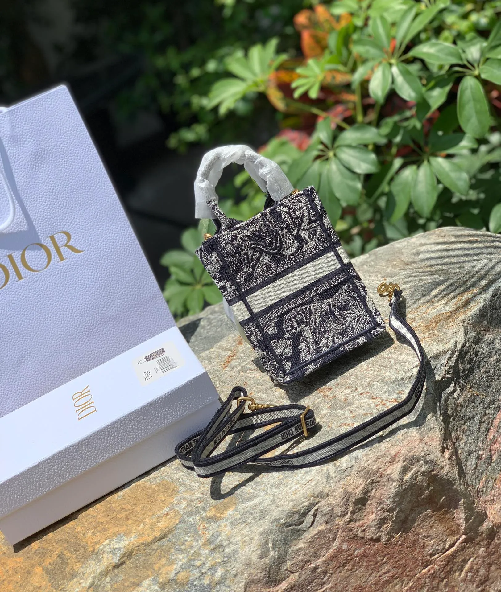Top upgraded version 💰1160 Tiger size 13.5 × 5 × 18 CM, pure overseas channel goods! The new 2022 vertical tote bag, the next hot model is about to come out! This product is really "new". It is not yet available on the official website, and will only be shipped at the counter at the end of the month, so if you are lucky enough to go to the counter, you may encounter it! It's a bit like a music bag, combined with the high-end feel of jacquard embroidery, and comes with a detachable shoulder strap, so it can be carried by hand or cross-body! Regarding the capacity, it can be used to store mobile phones, cosmetics, etc.! The quality can be seen in the real photos, and it is suitable for counter control. Please look at it according to the standards of counter products!