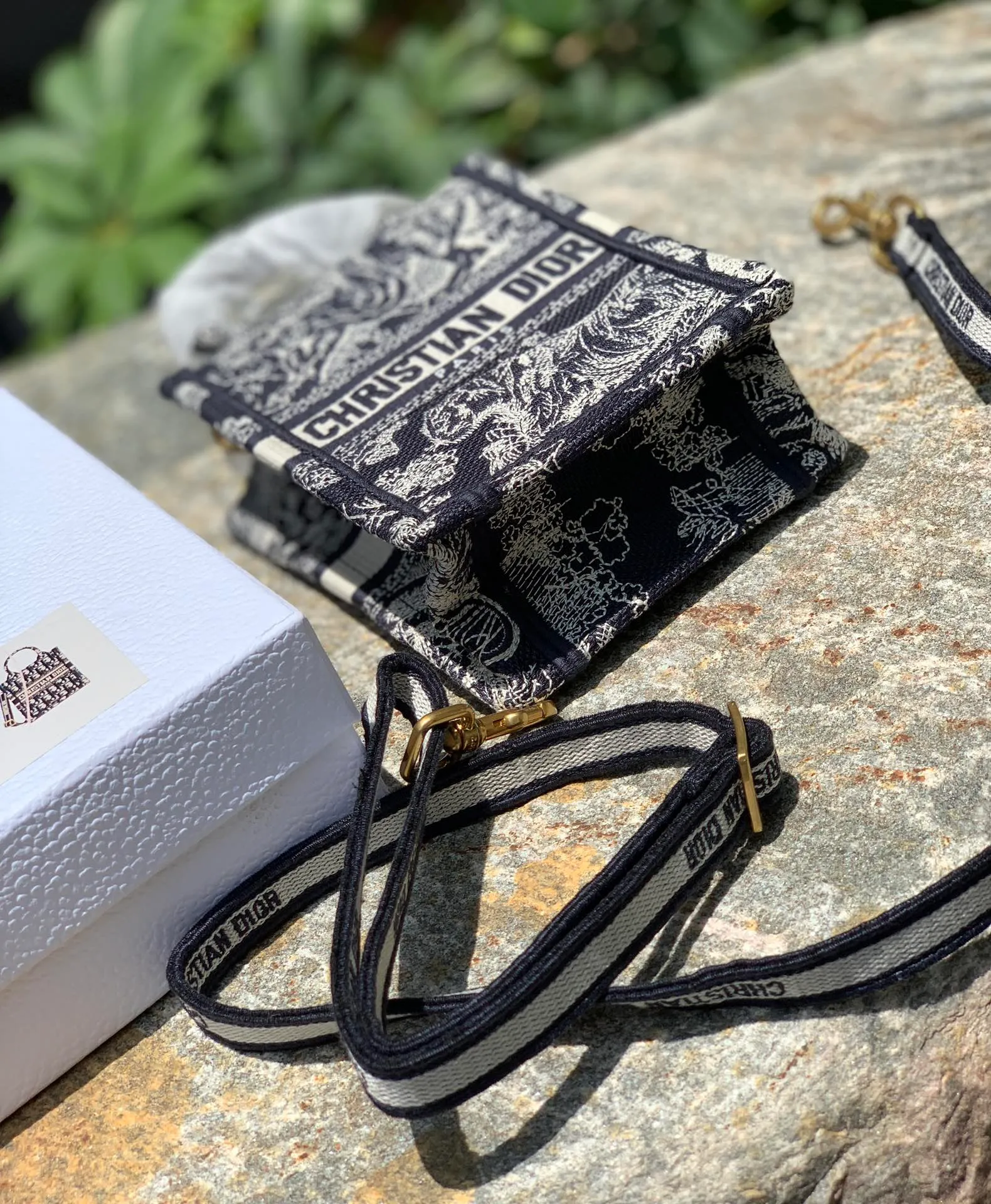 Top upgraded version 💰1160 Tiger size 13.5 × 5 × 18 CM, pure overseas channel goods! The new 2022 vertical tote bag, the next hot model is about to come out! This product is really "new". It is not yet available on the official website, and will only be shipped at the counter at the end of the month, so if you are lucky enough to go to the counter, you may encounter it! It's a bit like a music bag, combined with the high-end feel of jacquard embroidery, and comes with a detachable shoulder strap, so it can be carried by hand or cross-body! Regarding the capacity, it can be used to store mobile phones, cosmetics, etc.! The quality can be seen in the real photos, and it is suitable for counter control. Please look at it according to the standards of counter products!