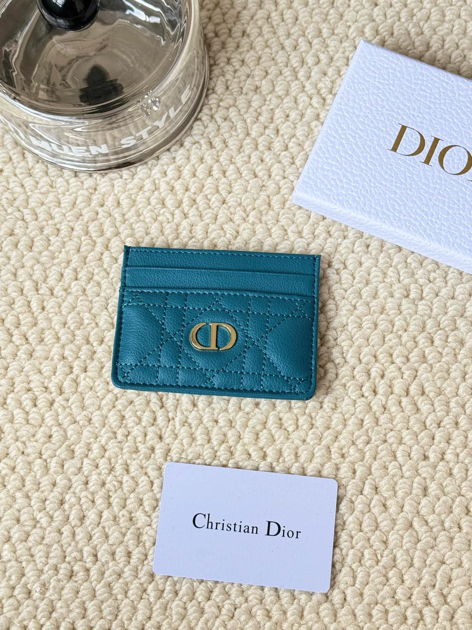 💰110 No.: S5130 Carefully crafted from soft cowhide, decorated with cannage pattern topstitching and embellished with the "CD" logo on the front. Elegant and sophisticated, it has five card slots and is suitable for various occasions. Size: 10.5*7.5cm Dior Caro five-compartment card holder is a new product this season, elegant and practical.