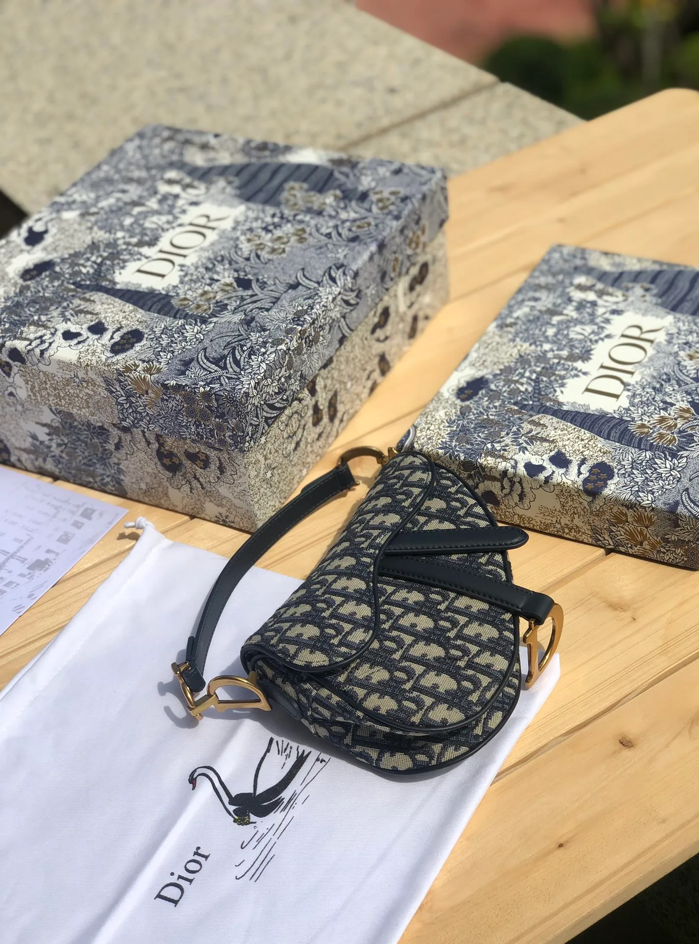 ❗️❗️❗️Free shipping with SF Express for year-end events❗️❗️❗️💰1300 Size: 21×18×5cm Dior overseas channel resources specialize in saddle bag small size❗️The most classic color scheme of Dior Saddle Bag is of course Oblique jacquard, embellished with cow leather and golden retro metal accessories. Can be used as a shoulder or hand carry. The bag cover presents a natural curvature, and the flip-top suction buckle design is simple and elegant, highlighting the perfect and exquisite craftsmanship of the bag. This saddle bag caused a sensation in the fashion world when it was first launched, not only leading the trend of retro style. The Dior saddle bag is a retro tool. Pick it up and you will immediately get the strongest retro style.