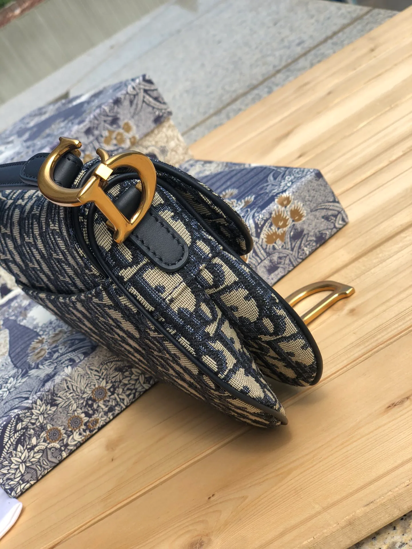 ❗️❗️❗️Free shipping with SF Express for year-end events❗️❗️❗️💰1300 Size: 21×18×5cm Dior overseas channel resources specialize in saddle bag small size❗️The most classic color scheme of Dior Saddle Bag is of course Oblique jacquard, embellished with cow leather and golden retro metal accessories. Can be used as a shoulder or hand carry. The bag cover presents a natural curvature, and the flip-top suction buckle design is simple and elegant, highlighting the perfect and exquisite craftsmanship of the bag. This saddle bag caused a sensation in the fashion world when it was first launched, not only leading the trend of retro style. The Dior saddle bag is a retro tool. Pick it up and you will immediately get the strongest retro style.