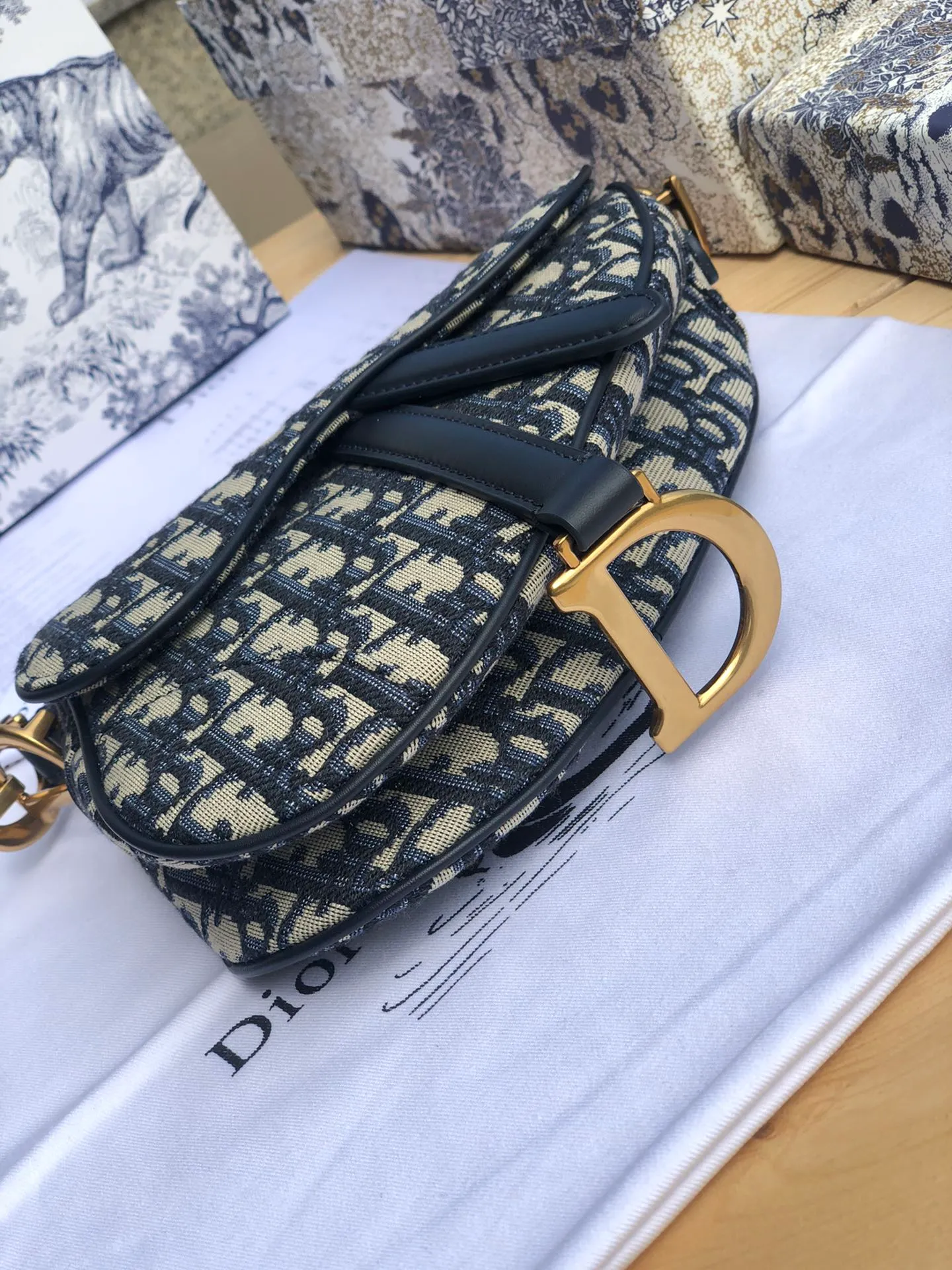 ❗️❗️❗️Free shipping with SF Express for year-end events❗️❗️❗️💰1300 Size: 21×18×5cm Dior overseas channel resources specialize in saddle bag small size❗️The most classic color scheme of Dior Saddle Bag is of course Oblique jacquard, embellished with cow leather and golden retro metal accessories. Can be used as a shoulder or hand carry. The bag cover presents a natural curvature, and the flip-top suction buckle design is simple and elegant, highlighting the perfect and exquisite craftsmanship of the bag. This saddle bag caused a sensation in the fashion world when it was first launched, not only leading the trend of retro style. The Dior saddle bag is a retro tool. Pick it up and you will immediately get the strongest retro style.