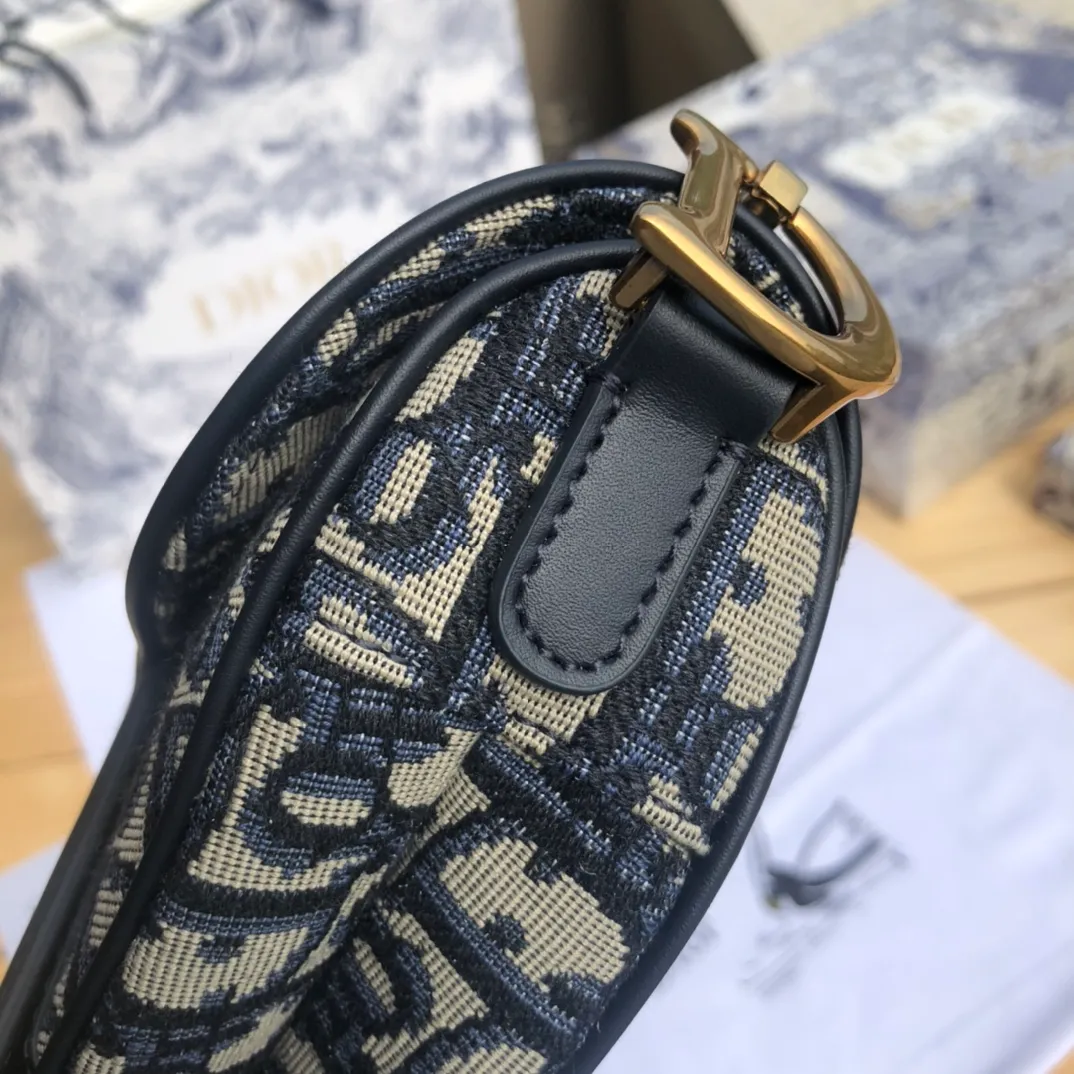 ❗️❗️❗️Free shipping with SF Express for year-end events❗️❗️❗️💰1300 Size: 21×18×5cm Dior overseas channel resources specialize in saddle bag small size❗️The most classic color scheme of Dior Saddle Bag is of course Oblique jacquard, embellished with cow leather and golden retro metal accessories. Can be used as a shoulder or hand carry. The bag cover presents a natural curvature, and the flip-top suction buckle design is simple and elegant, highlighting the perfect and exquisite craftsmanship of the bag. This saddle bag caused a sensation in the fashion world when it was first launched, not only leading the trend of retro style. The Dior saddle bag is a retro tool. Pick it up and you will immediately get the strongest retro style.