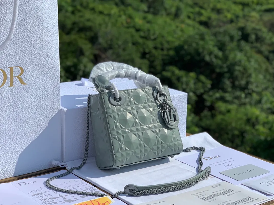Top upgraded version 💰1800 Size 17-15-7cm The latest Dior mini three-lattice diamond pattern gray blue 'Princess Diana bag! Exclusive original factory channel, if you feel tired of looking at black and white, you might as well try gray blue, it is very high-end!