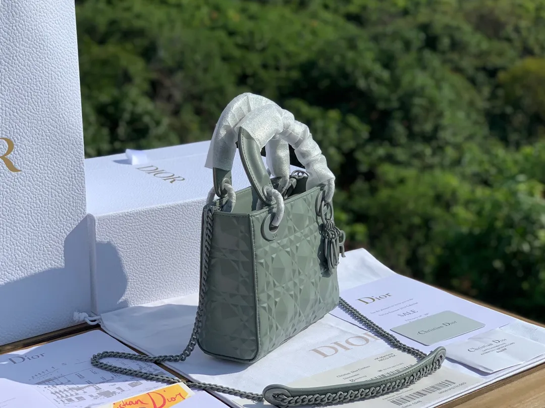 Top upgraded version 💰1800 Size 17-15-7cm The latest Dior mini three-lattice diamond pattern gray blue 'Princess Diana bag! Exclusive original factory channel, if you feel tired of looking at black and white, you might as well try gray blue, it is very high-end!
