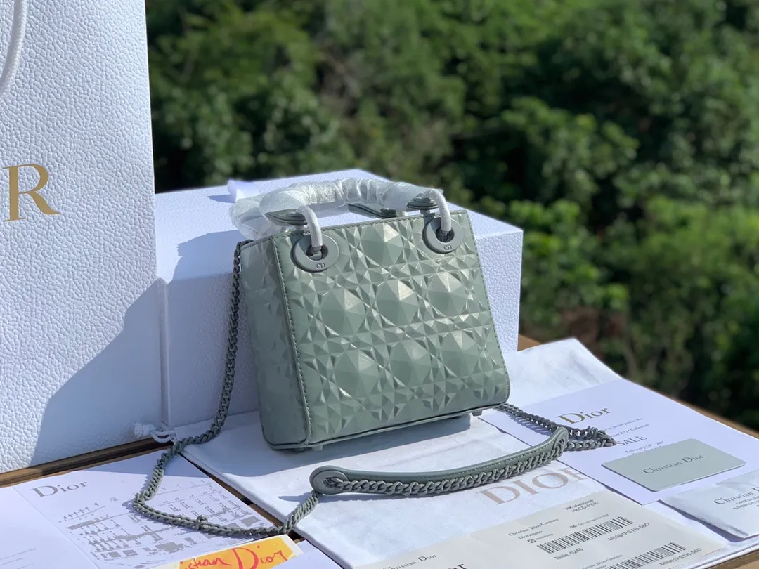 Top upgraded version 💰1800 Size 17-15-7cm The latest Dior mini three-lattice diamond pattern gray blue 'Princess Diana bag! Exclusive original factory channel, if you feel tired of looking at black and white, you might as well try gray blue, it is very high-end!