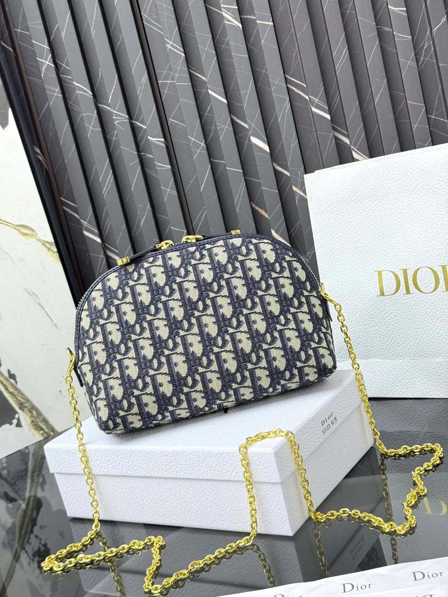 💰230💰The bag is decorated with dior’s signature blue oblique print. It features two chic zippered compartments and a patch pocket to organize a variety of supplies. Available in a large size, it can be worn with other oblique printed pieces. Front CD logo Blue oblique print 1 patch pocket Technical fabric lining Dimensions: 15.5 cm x 24 cm x 7 cm Reference number: S2123