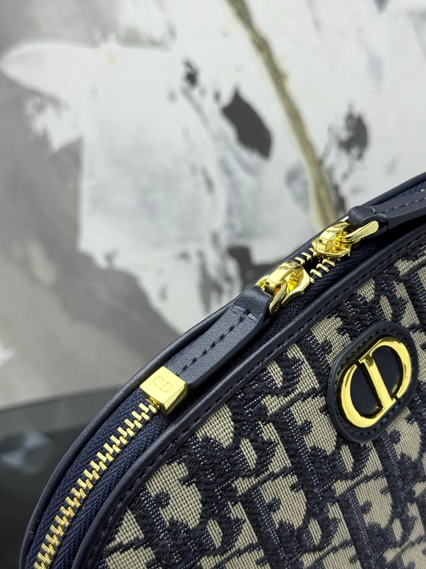 💰230💰The bag is decorated with dior’s signature blue oblique print. It features two chic zippered compartments and a patch pocket to organize a variety of supplies. Available in a large size, it can be worn with other oblique printed pieces. Front CD logo Blue oblique print 1 patch pocket Technical fabric lining Dimensions: 15.5 cm x 24 cm x 7 cm Reference number: S2123