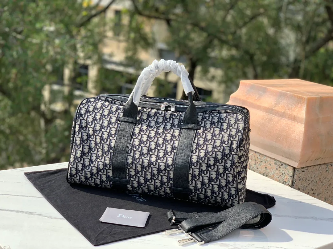 Top upgraded version 💰1900 DIOR Oblique travel bag, size 46×26×21cm, produced by the channel, this Dior Oblique travel bag cleverly combines Dior’s iconic details with a stylish and practical design. Crafted from blue jacquard waterproof technical fabric, it features an all-over Oblique print and a bold 'CHRISTIAN DIOR' signature on the front. It is easy to store and access various daily necessities, and can be easily used by both men and women! !