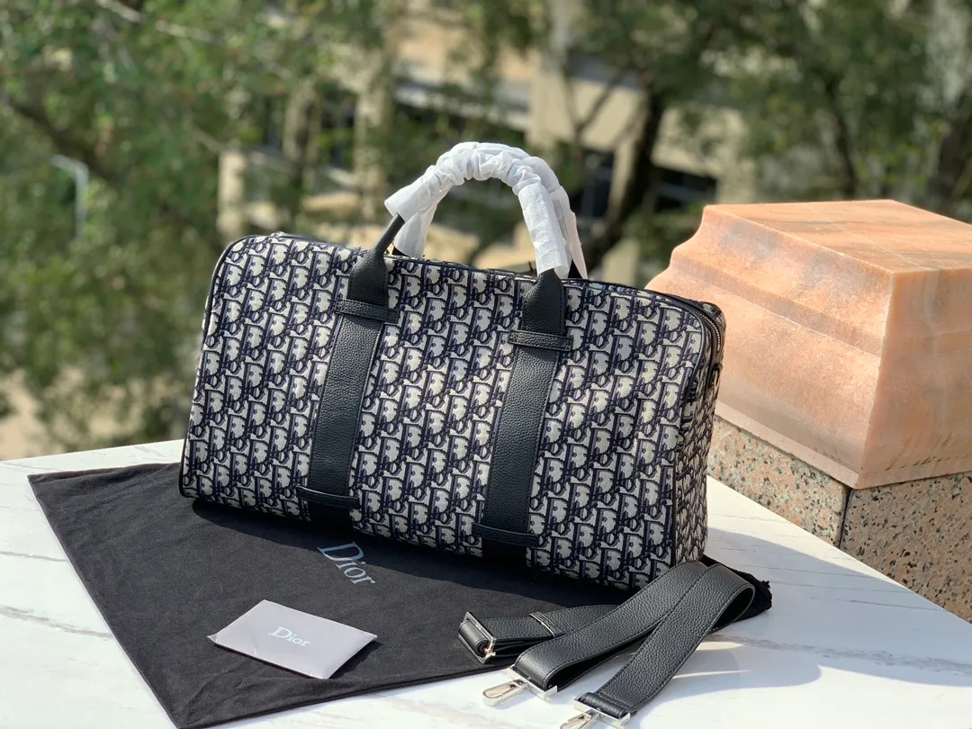 Top upgraded version 💰1900 DIOR Oblique travel bag, size 46×26×21cm, produced by the channel, this Dior Oblique travel bag cleverly combines Dior’s iconic details with a stylish and practical design. Crafted from blue jacquard waterproof technical fabric, it features an all-over Oblique print and a bold 'CHRISTIAN DIOR' signature on the front. It is easy to store and access various daily necessities, and can be easily used by both men and women! !