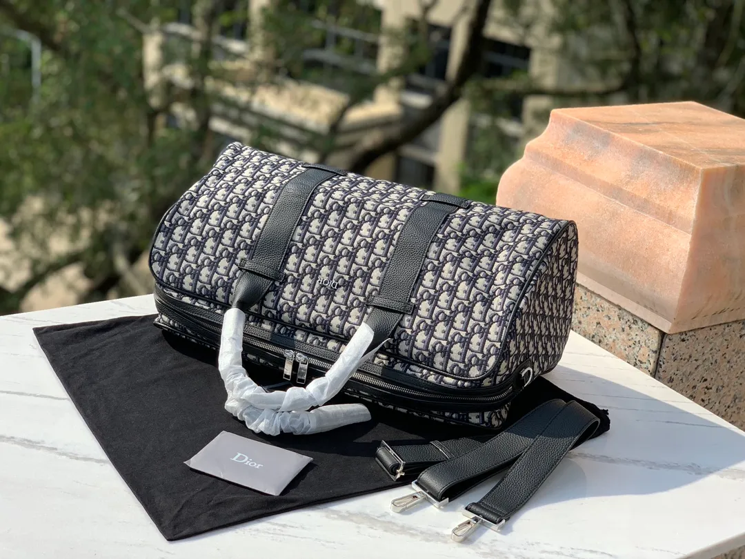 Top upgraded version 💰1900 DIOR Oblique travel bag, size 46×26×21cm, produced by the channel, this Dior Oblique travel bag cleverly combines Dior’s iconic details with a stylish and practical design. Crafted from blue jacquard waterproof technical fabric, it features an all-over Oblique print and a bold 'CHRISTIAN DIOR' signature on the front. It is easy to store and access various daily necessities, and can be easily used by both men and women! !