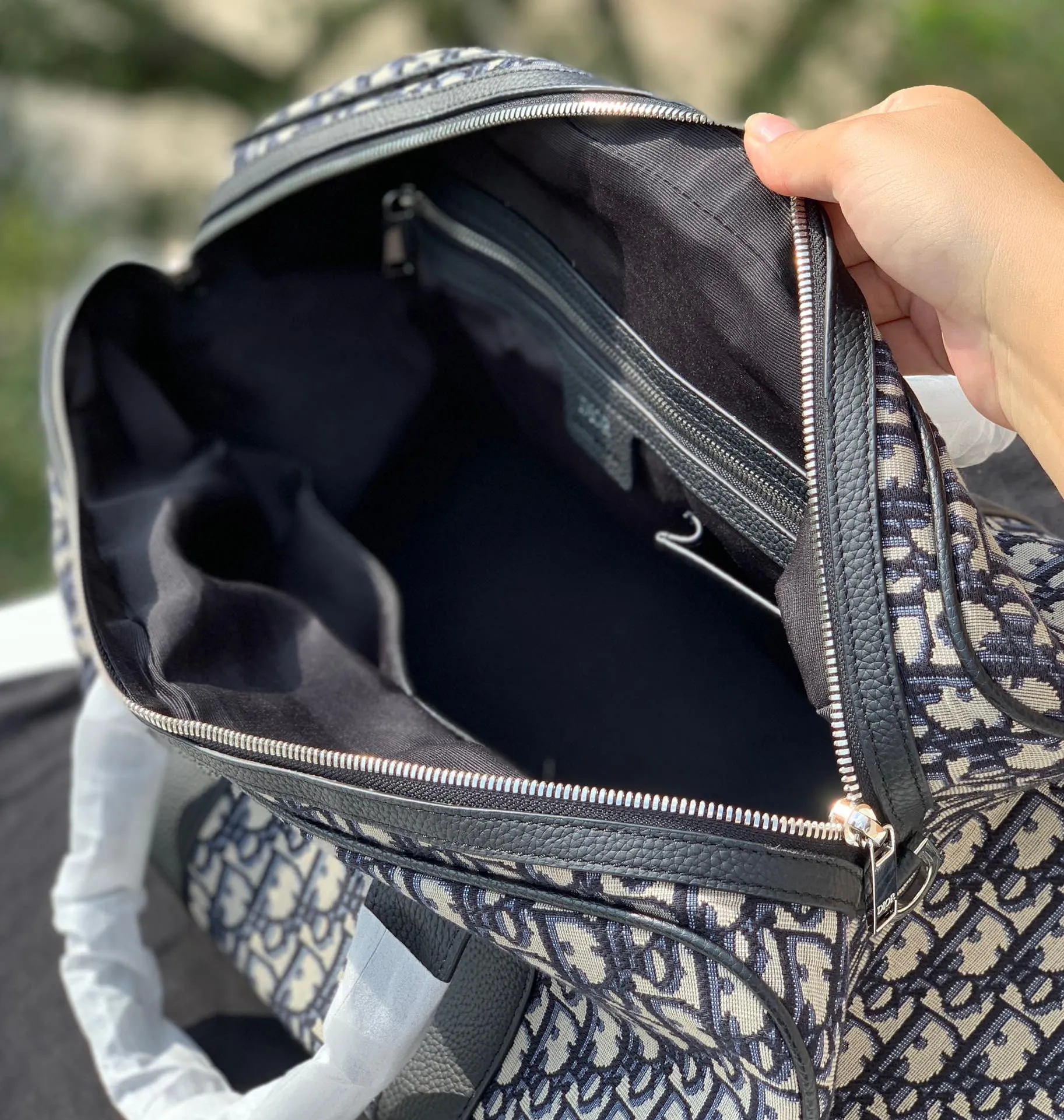 Top upgraded version 💰1900 DIOR Oblique travel bag, size 46×26×21cm, produced by the channel, this Dior Oblique travel bag cleverly combines Dior’s iconic details with a stylish and practical design. Crafted from blue jacquard waterproof technical fabric, it features an all-over Oblique print and a bold 'CHRISTIAN DIOR' signature on the front. It is easy to store and access various daily necessities, and can be easily used by both men and women! !