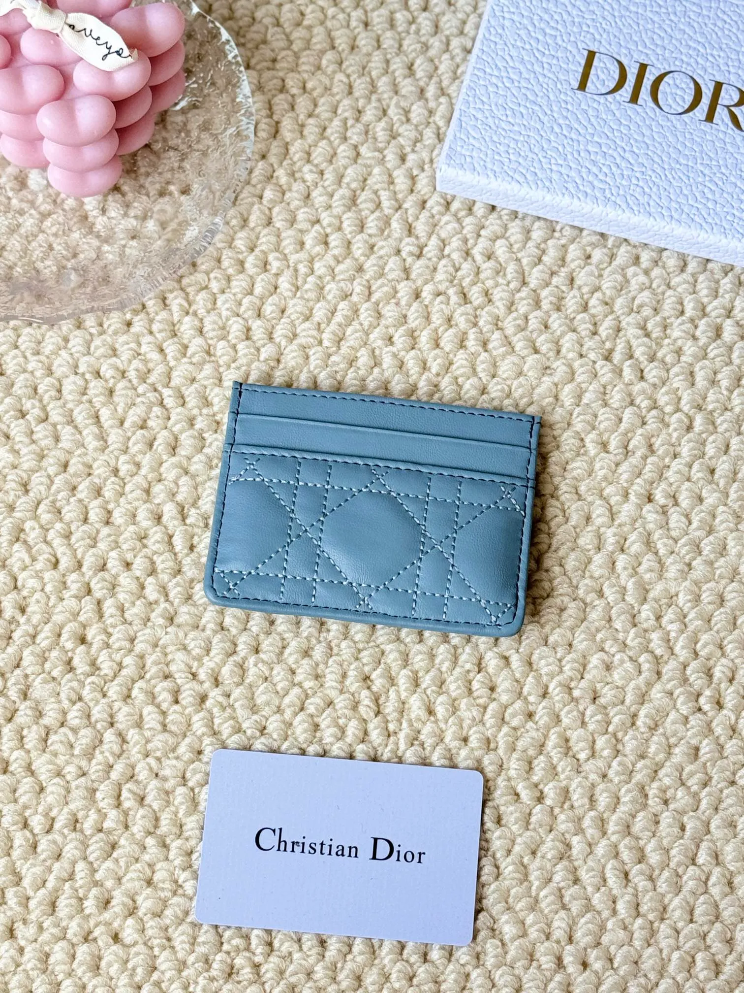 💰100 dior card cd card holder New style CD with a mini pearl on the front No.: S3103 Carefully made of soft cowhide, decorated with cannage pattern topstitching, embellished with "CD" ➕ pearl embellishment logo on the front. Elegant and sophisticated, it has five card slots and is suitable for various occasions. Size: 10.5*7.5cm Dior Caro five-compartment card holder is a new product this season, elegant and practical.