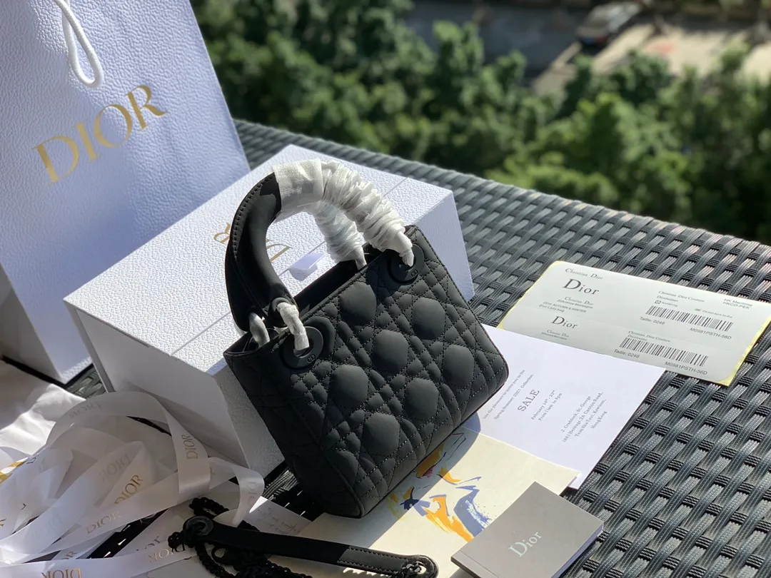 Top upgraded version 💰1800 Dimensions 17 x 15 x 7CM Three-panel matte black Princess Diana bag, a bag that a woman cannot live without! Goods from overseas original factory channels! ladyDio*r frosted mini model, a very popular model at home and abroad! It can be regarded as a unique existence! The counter price is 3.5W, and it takes more than half a year to order! The key is that it has advantages all over the body! The frosted texture makes the classic Princess Diana bag no longer just elegant and dignified, it is retro and fashionable, fashionable and casual at the same time! Can hold various styles!