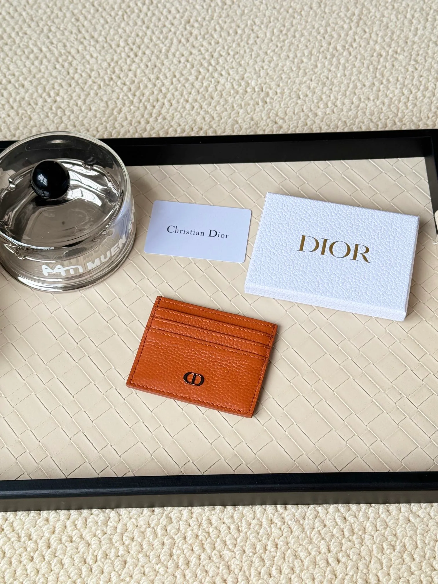 💰110 This Dior card holder is elegant and exquisite😍 and is carefully made of cowhide [strong]. There are 3 card slots on each side and 1 card slot on the top, which is exquisite and exquisite in shape. Style number: CH135 Size: 10*8cm