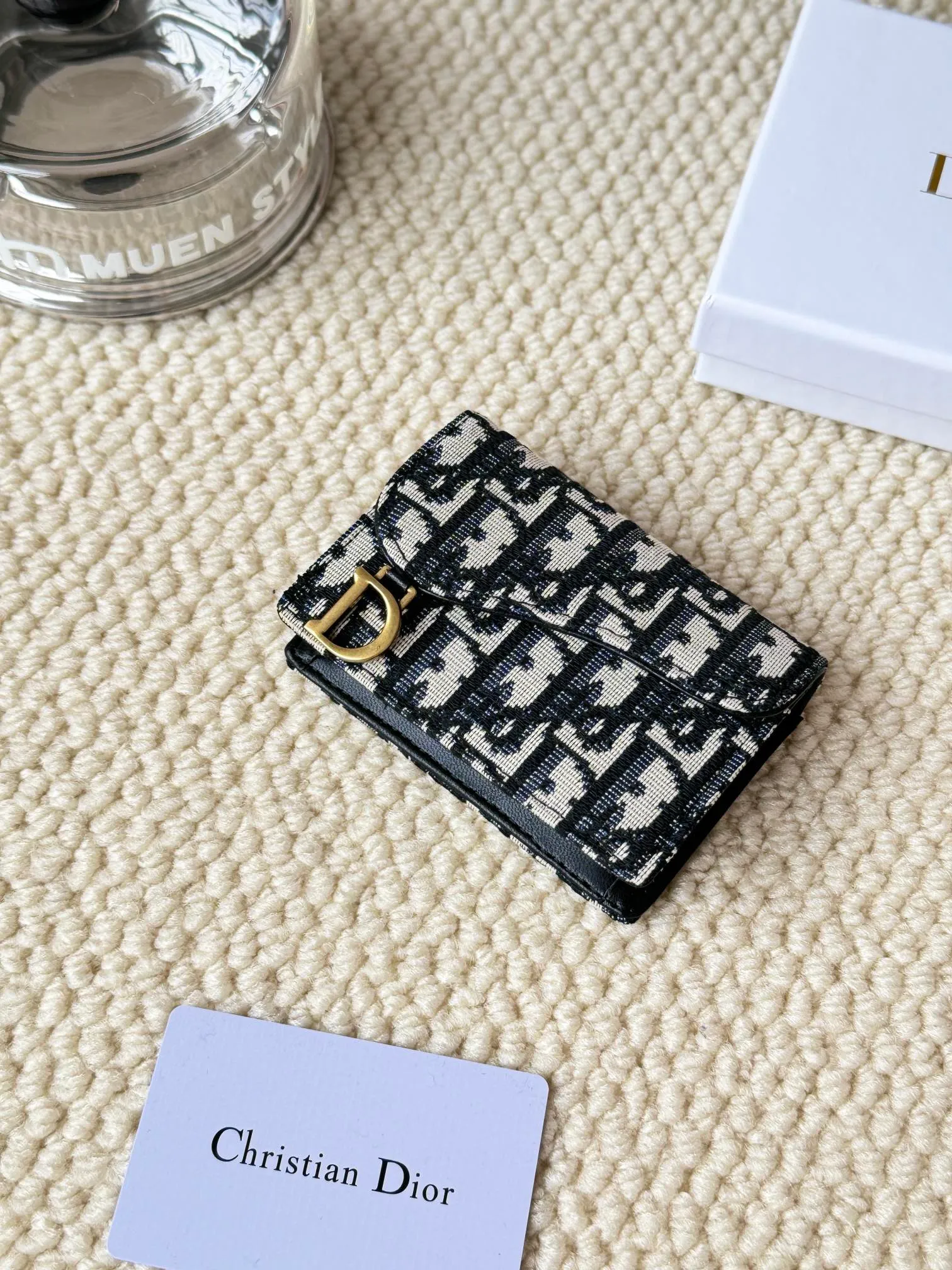 💰120 dior classic new saddle card holder is now available! It’s a small one and can hold a dozen cards and a few cash, which is enough for today’s people! The retro classic Oblique print, paired with exquisite hot stamping accessories "D" lettering, adds a modern style to the whole, with a retro feel and a full sense of fashion... Style number 5611, size: 10.5x7cm