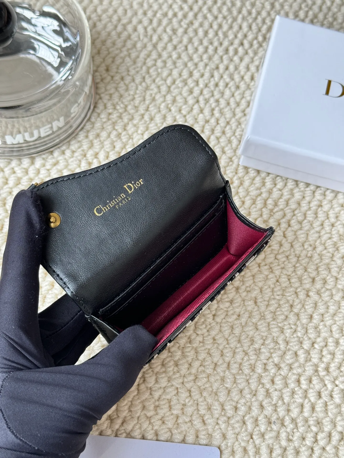 💰120 dior classic new saddle card holder is now available! It’s a small one and can hold a dozen cards and a few cash, which is enough for today’s people! The retro classic Oblique print, paired with exquisite hot stamping accessories "D" lettering, adds a modern style to the whole, with a retro feel and a full sense of fashion... Style number 5611, size: 10.5x7cm