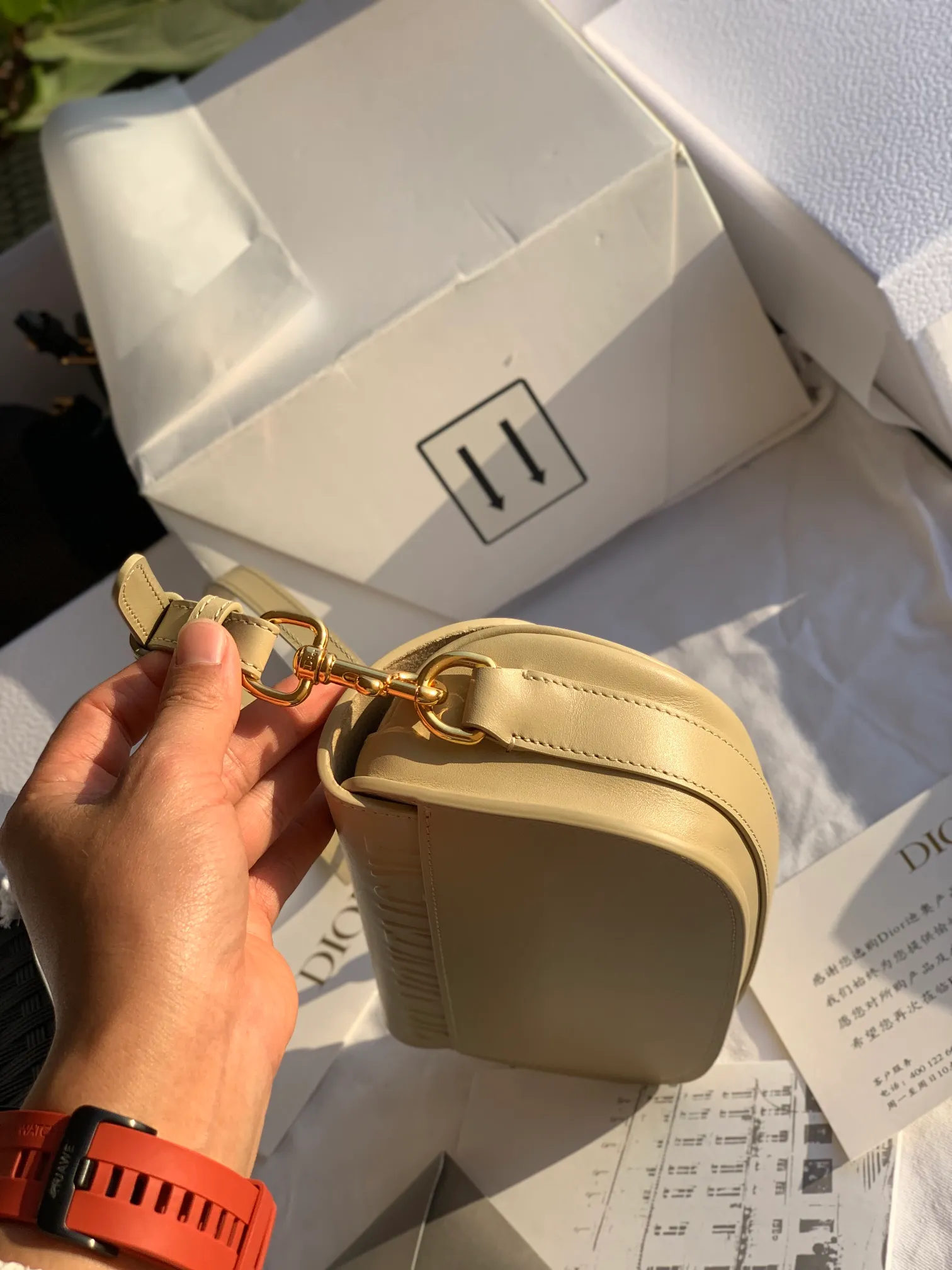 ❗️❗️❗️Free shipping with SF Express for year-end events❗️❗️❗️💰1560 Size: 22 x 13 x 5 CM light yellow bobby underarm bag! Genuine original fabrics, original cowhide, and counter-level workmanship are all recognizable! NEWDi*or's new autumn and winter new East-West bags are released, and all the actresses are calling! The official website’s flagship model! The retro-style Bobby transforms into a narrow crescent moon Bobby, with a sense of luxury! And it can be carried under the armpits, which is fashionable and good-looking! High-end color matching and short detachable shoulder strap, you can easily control a variety of styles! Combining fashionable attitude and elegant style, it has become an innovative piece suitable for day and night. If you like it, go for it! Will not step on thunder!