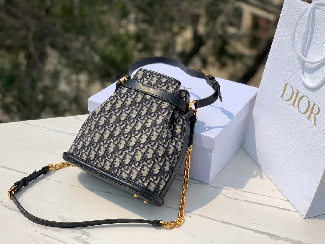Top upgraded version 💰1600 Size: 24×10×24.5cm Hong Kong channel order! Dior CEST presbyopic bucket bag, elegant and classic, blue oblique presbyopic fabric, unique bucket bag shape like a money bag! Rotating D letter opening and closing CD lock, tightening the bag mouth for high security, when loosened, the whole bag also has a casual and lazy feeling. The two long and short shoulder straps can be adjusted and the chain can be detached. The hard base is placed for a more three-dimensional effect, and the atmosphere is full! The main one is a tongle to achieve the freedom of the bag, sisters!