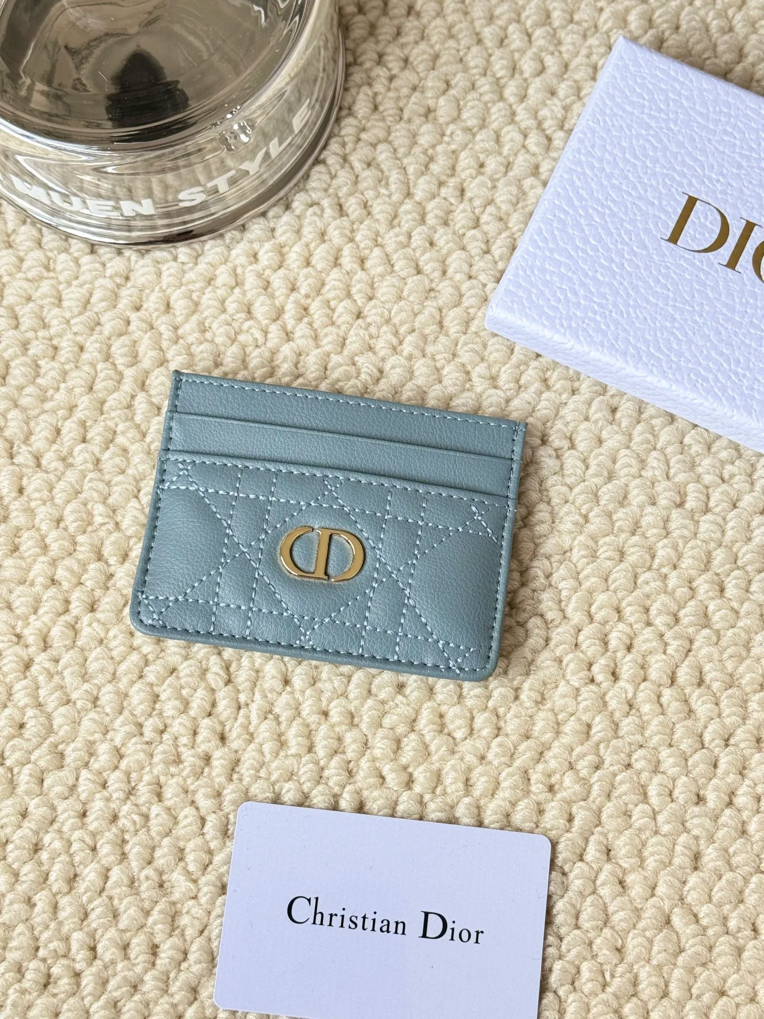 💰110 No.: S5130 Carefully crafted from soft cowhide, decorated with cannage pattern topstitching and embellished with the "CD" logo on the front. Elegant and sophisticated, it has five card slots and is suitable for various occasions. Size: 10.5*7.5cm Dior Caro five-compartment card holder is a new product this season, elegant and practical.