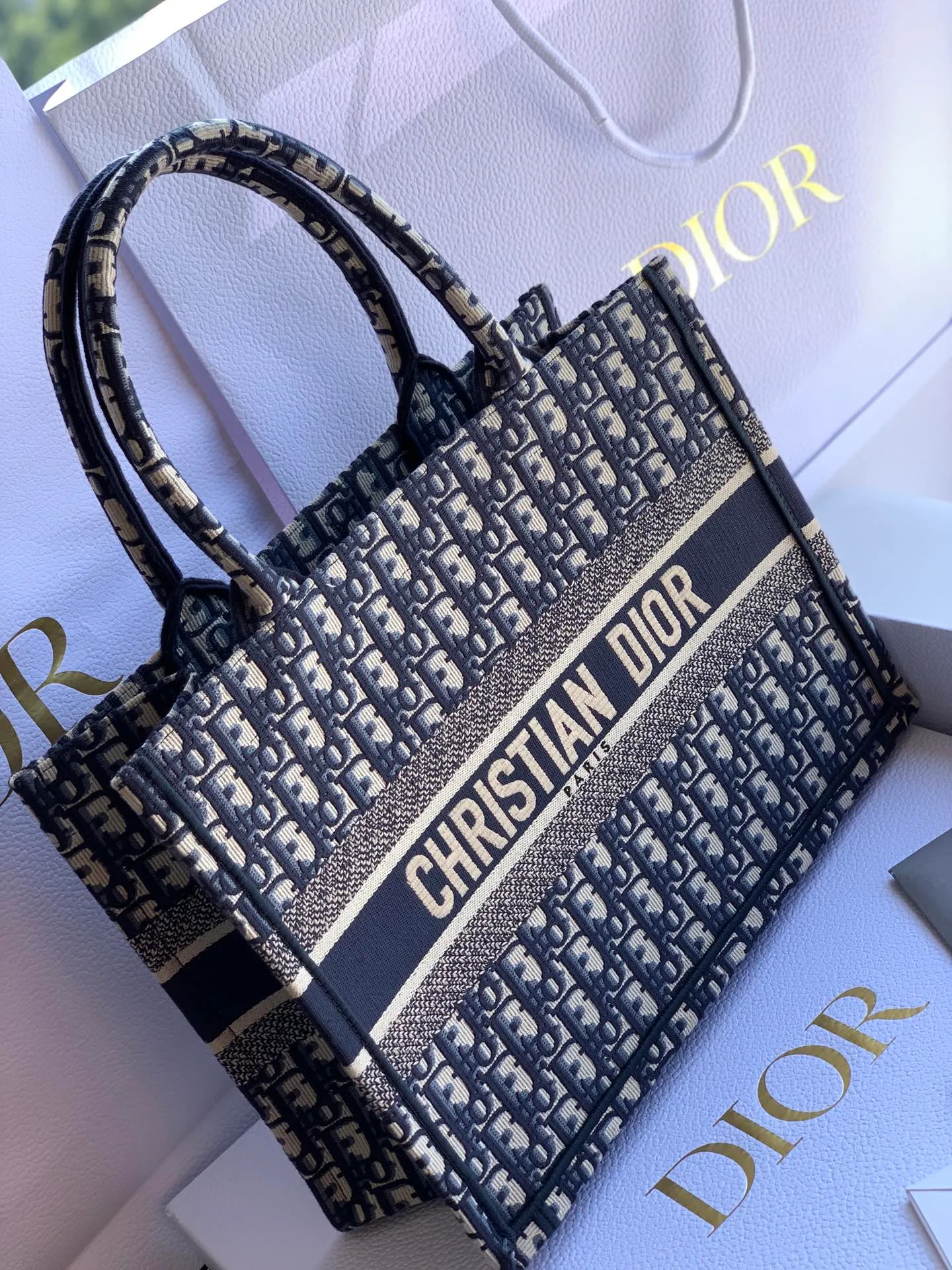 Top upgraded version 💰1500 Dimensions 36.5 x 28 x 17.5 cm If you are willing to spend ￥52000RMB to buy the genuine product, it is imported from Europe, it is definitely the same thing! This time, the goods are hard goods. Even the packaging is 100% used by counters. The quality and color are all counter-level. It is difficult to buy them even if you have money! The materials are very stiff and all imported materials are used! The paper used in the market is not imported. It is very thin and easy to rot. From the packaging point of view, it is not of the same grade at all! We are quite sure that the price of this quality in Guangzhou should be 2500-3200. We are the kind of counters that sell goods at good prices and through simultaneous channels! !