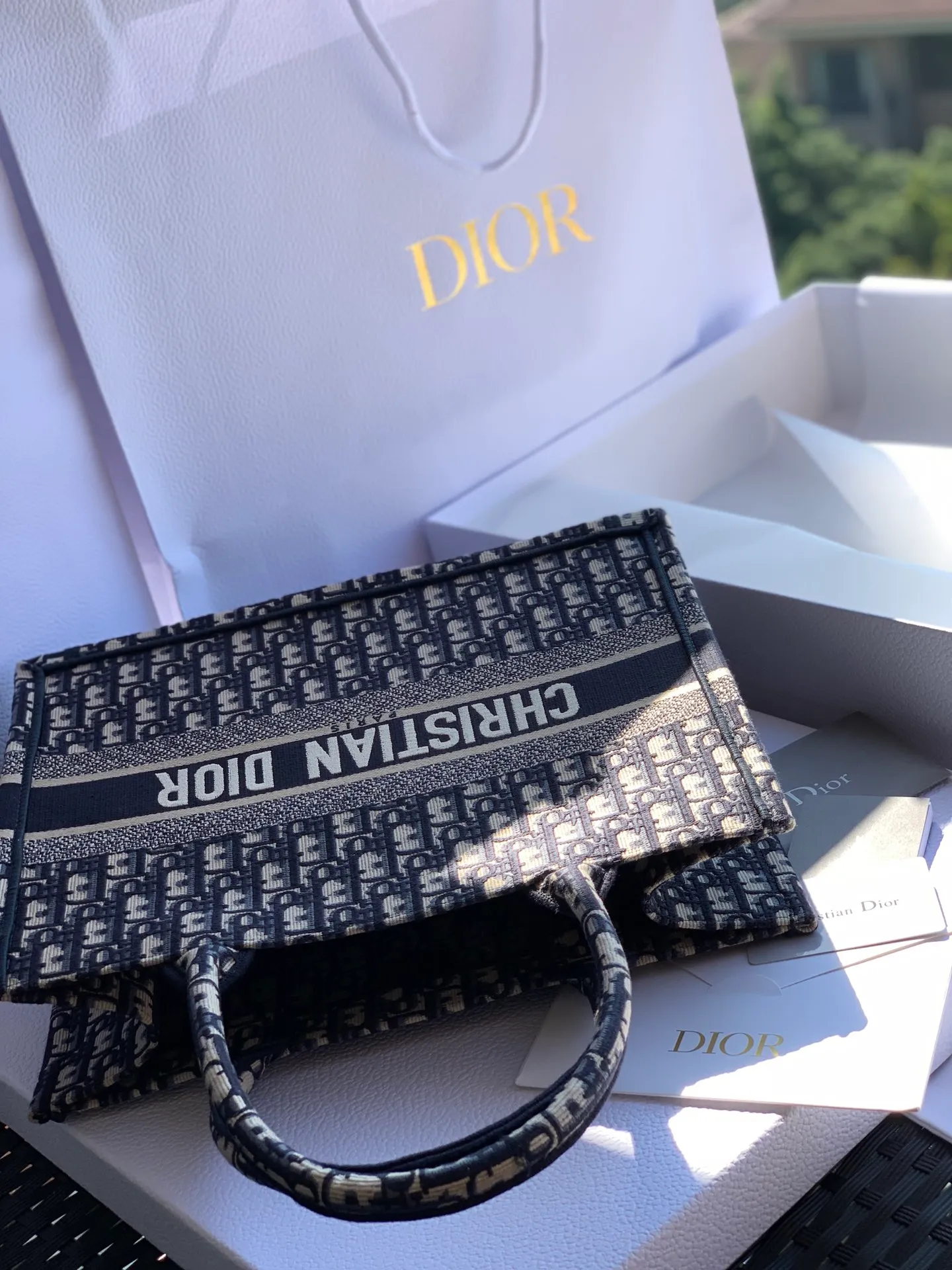 Top upgraded version 💰1500 Dimensions 36.5 x 28 x 17.5 cm If you are willing to spend ￥52000RMB to buy the genuine product, it is imported from Europe, it is definitely the same thing! This time, the goods are hard goods. Even the packaging is 100% used by counters. The quality and color are all counter-level. It is difficult to buy them even if you have money! The materials are very stiff and all imported materials are used! The paper used in the market is not imported. It is very thin and easy to rot. From the packaging point of view, it is not of the same grade at all! We are quite sure that the price of this quality in Guangzhou should be 2500-3200. We are the kind of counters that sell goods at good prices and through simultaneous channels! !