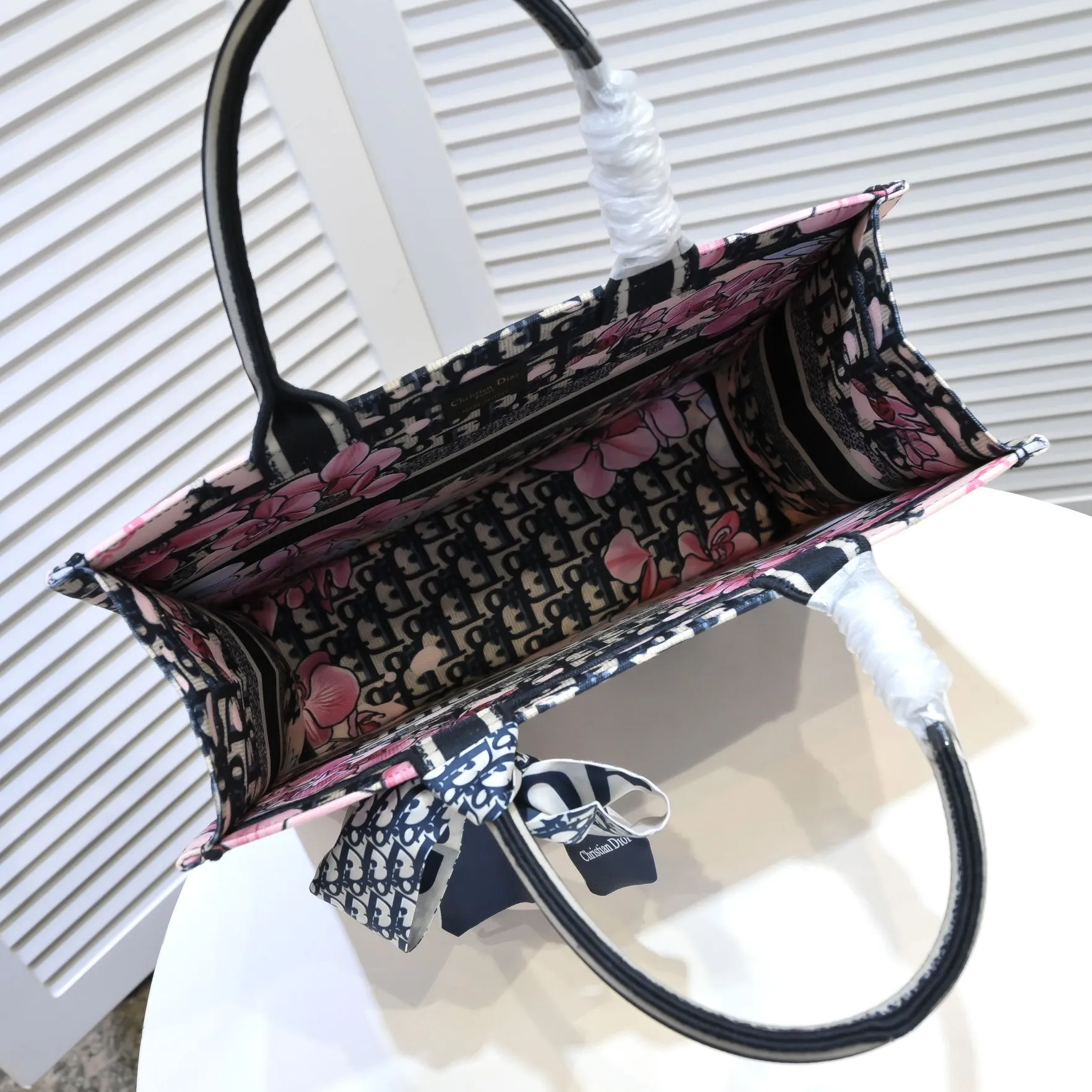 💰340￥Small size with silk scarf and overlock🔜Dior new shopping bag at Dior counter! Counters are updated simultaneously! Limited edition of the same style as the stars! Super stylish! Imported fabric👍high-end quality! Model: 8034 Size: 36*27*16cm