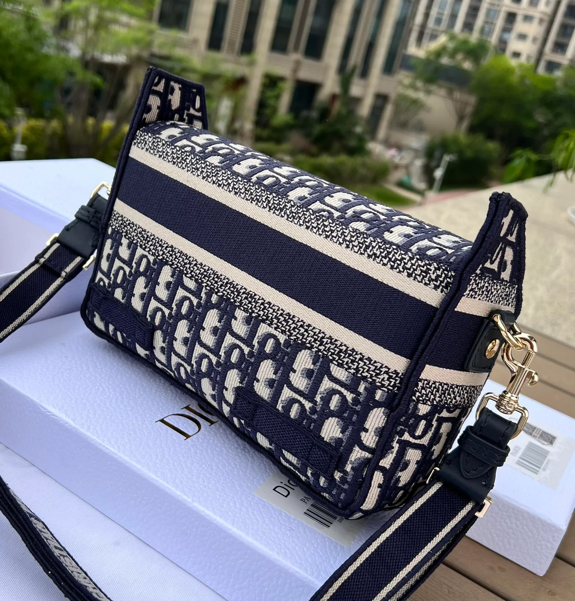 Top upgraded version💰1500 Size: 23×15×8cm Dior overseas channel new small postman❗️This Diorcam💰 handbag is carefully designed by Maria Grazia Chiuri on the basis of the classic messenger bag, incorporating Dior’s iconic elements to create a casual and fashionable look. Decorated with blue Oblique print throughout, it is paired with a CHRISTIANDIOR 💰ARIS logo flap and a sports-style CD buckle to enhance the style. The compact small version features an adjustable and removable shoulder strap, making it ideal for shoulder or cross-body wear.