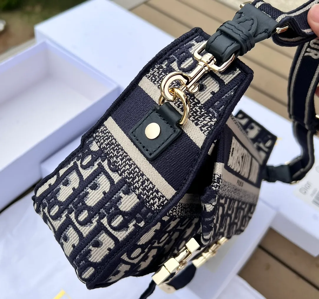 Top upgraded version💰1500 Size: 23×15×8cm Dior overseas channel new small postman❗️This Diorcam💰 handbag is carefully designed by Maria Grazia Chiuri on the basis of the classic messenger bag, incorporating Dior’s iconic elements to create a casual and fashionable look. Decorated with blue Oblique print throughout, it is paired with a CHRISTIANDIOR 💰ARIS logo flap and a sports-style CD buckle to enhance the style. The compact small version features an adjustable and removable shoulder strap, making it ideal for shoulder or cross-body wear.