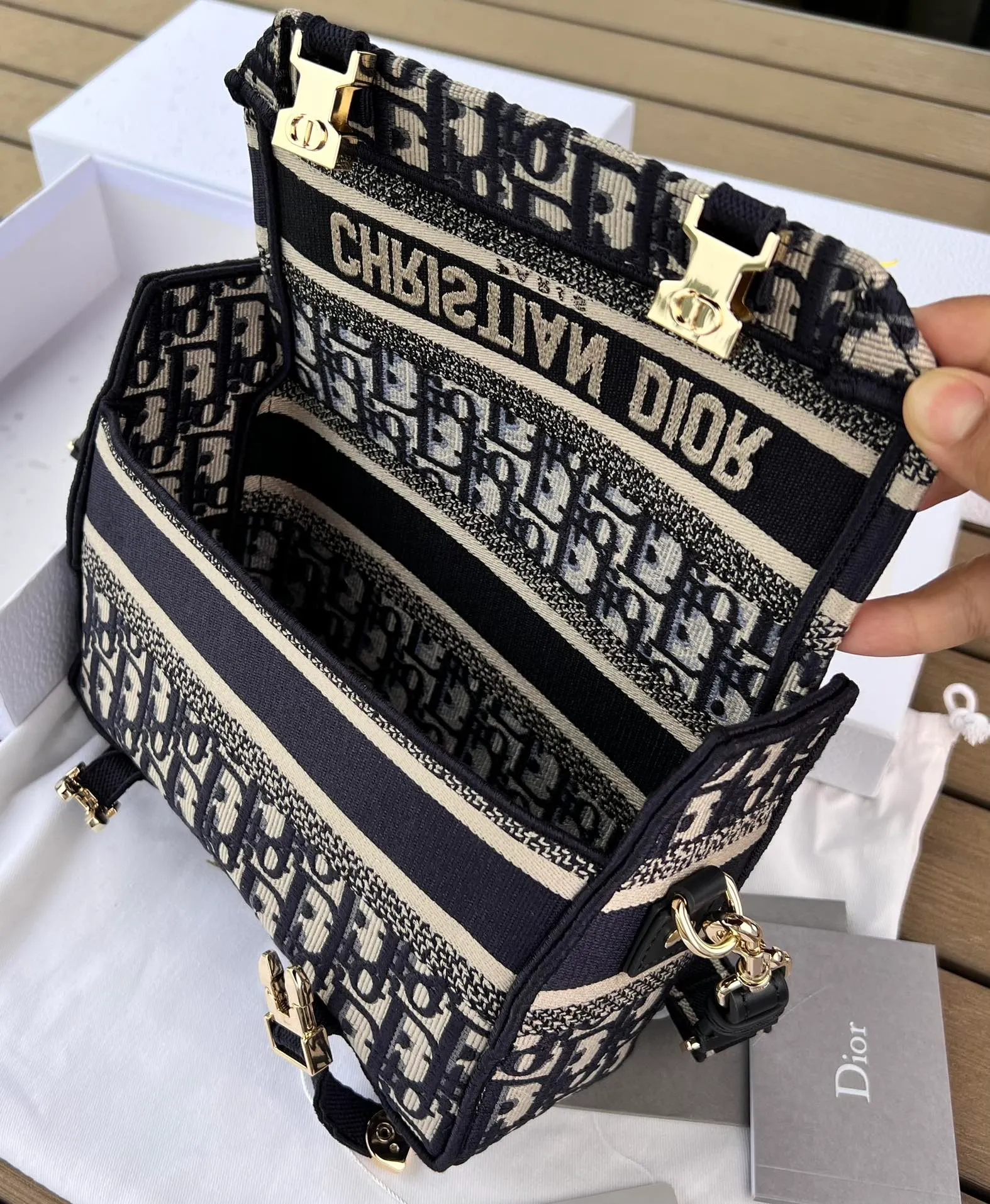 Top upgraded version💰1500 Size: 23×15×8cm Dior overseas channel new small postman❗️This Diorcam💰 handbag is carefully designed by Maria Grazia Chiuri on the basis of the classic messenger bag, incorporating Dior’s iconic elements to create a casual and fashionable look. Decorated with blue Oblique print throughout, it is paired with a CHRISTIANDIOR 💰ARIS logo flap and a sports-style CD buckle to enhance the style. The compact small version features an adjustable and removable shoulder strap, making it ideal for shoulder or cross-body wear.