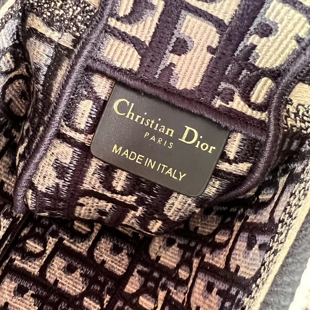 Top upgraded version💰1500 Size: 23×15×8cm Dior overseas channel new small postman❗️This Diorcam💰 handbag is carefully designed by Maria Grazia Chiuri on the basis of the classic messenger bag, incorporating Dior’s iconic elements to create a casual and fashionable look. Decorated with blue Oblique print throughout, it is paired with a CHRISTIANDIOR 💰ARIS logo flap and a sports-style CD buckle to enhance the style. The compact small version features an adjustable and removable shoulder strap, making it ideal for shoulder or cross-body wear.